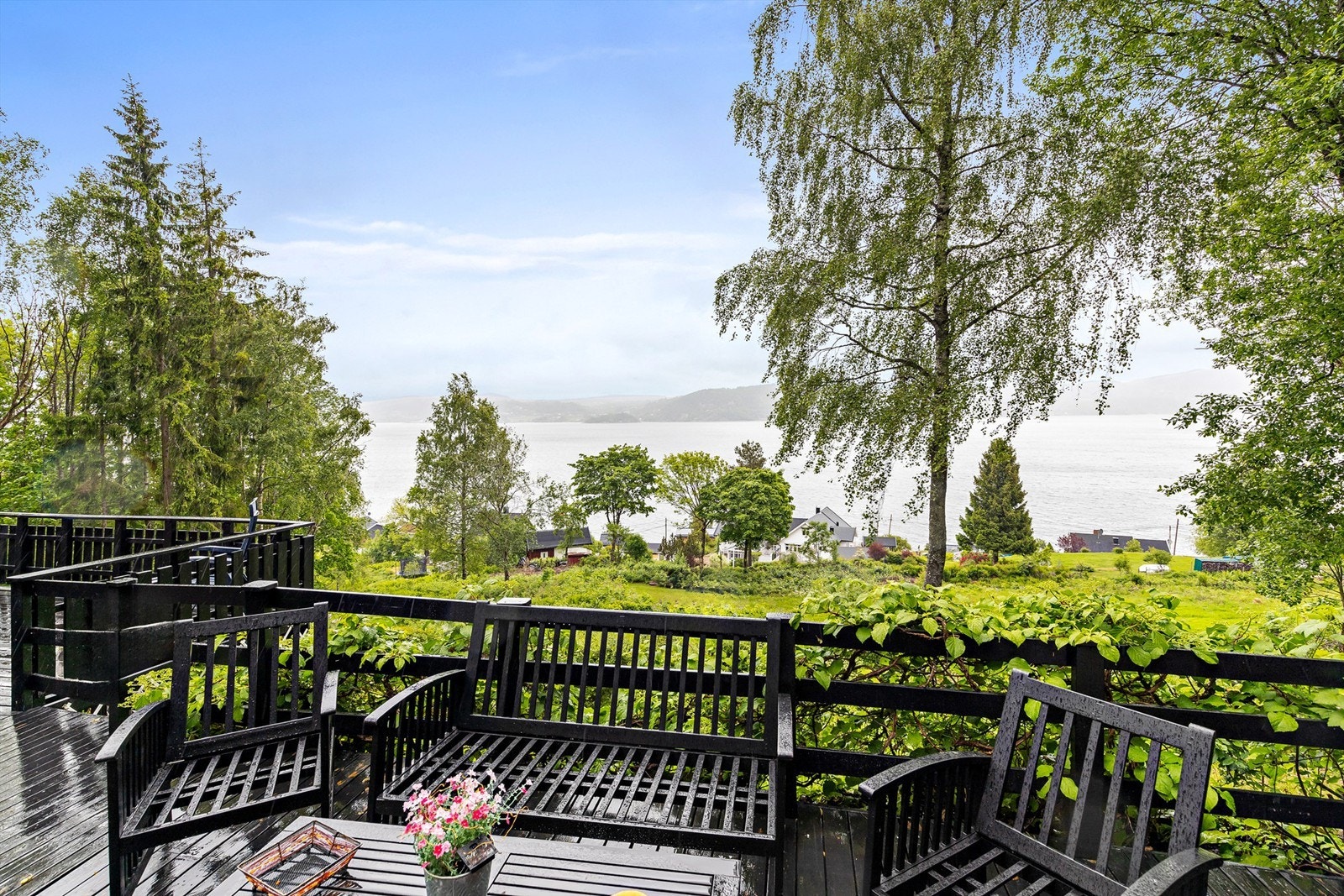 Eiendommen har sol fra soloppgang til ca. kl. 20.00 (midtsommerstid) iflg. selger Galleribilde