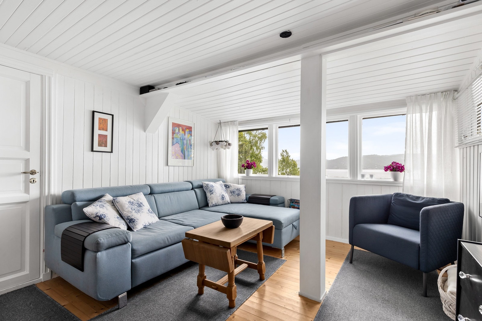 Stue med sofaområde og spiseplass Galleribilde