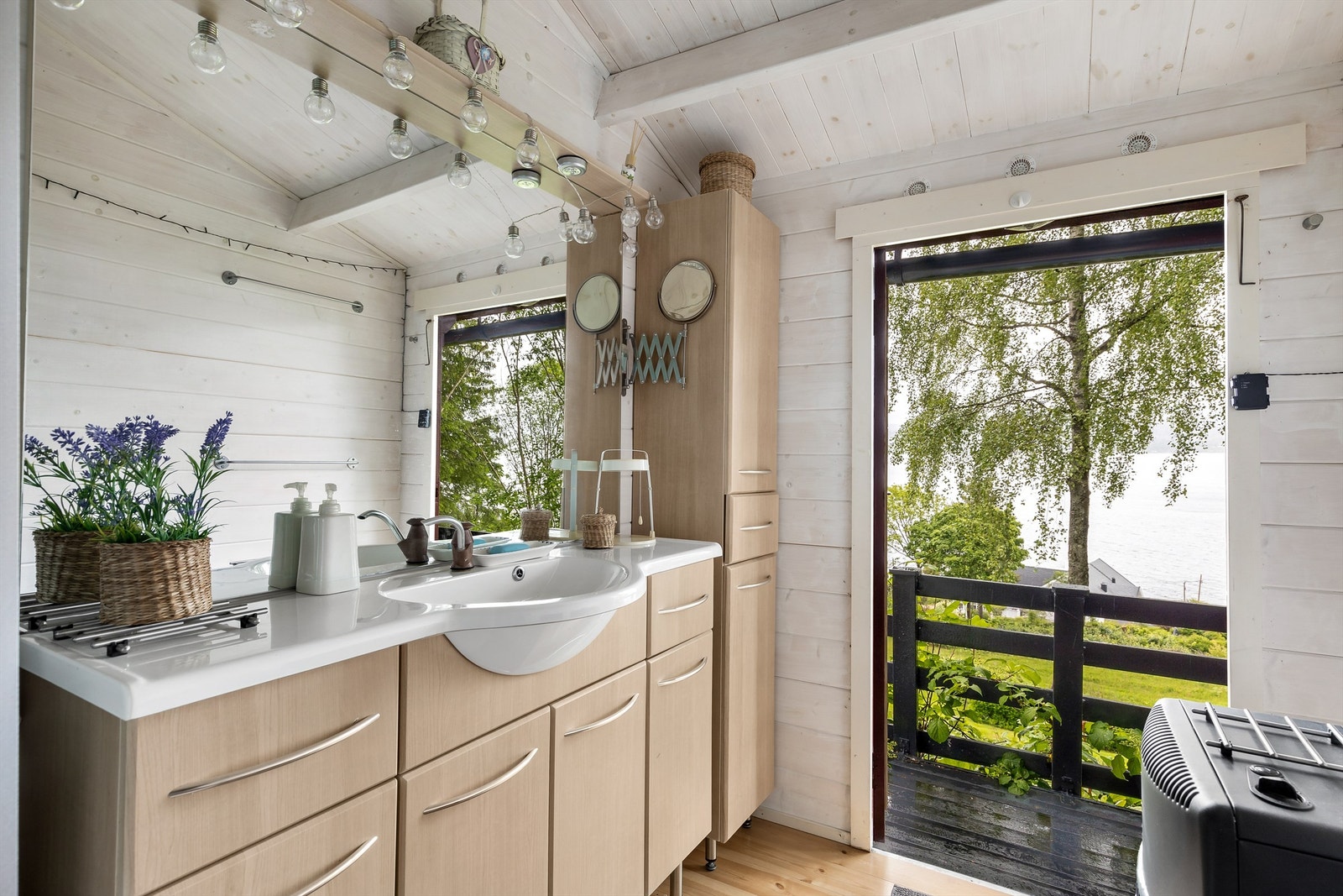 Bad med heldekkende servant med pumpearmatur over servantskap i glatt utførelse - Rommet er ikke godkjent Galleribilde