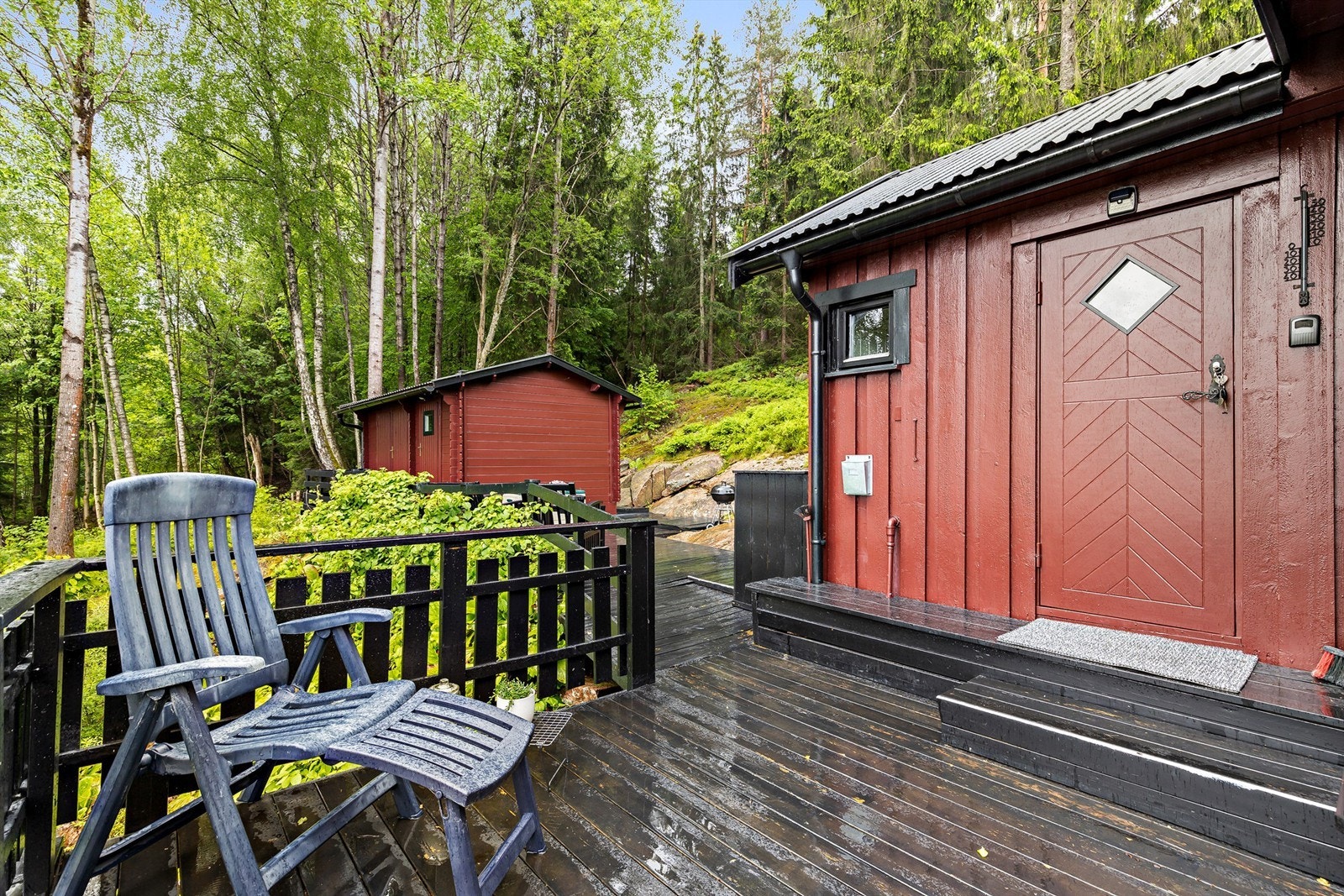 Romslig og sammenhengende nordvendte terrasser på ca. 64 kvm mellom bygningene Galleribilde