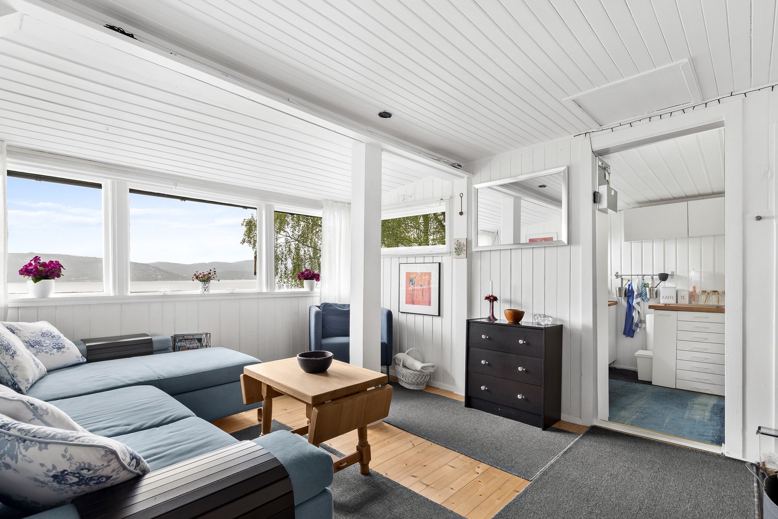 Gulv av heltre, malt panel på vegger og malt panel i himling Galleribilde