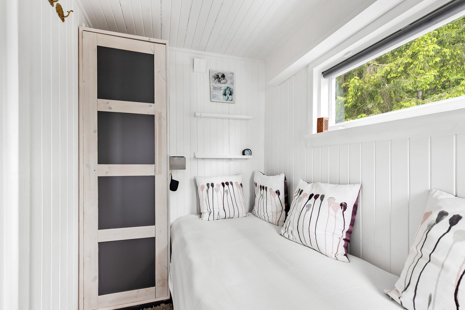 Soverom med garderobeskap i hvit og glatt utførelse Galleribilde