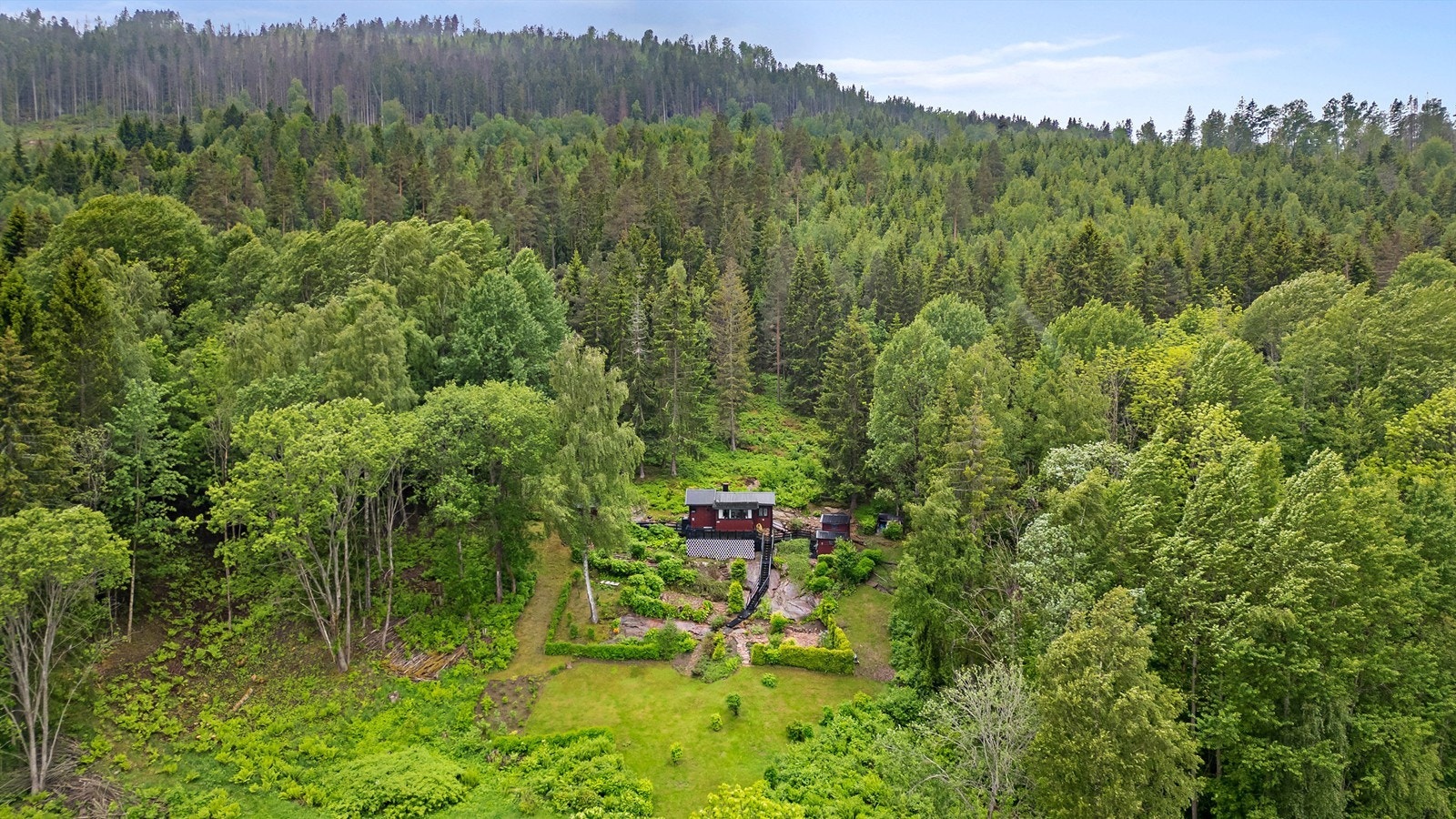 Tomten er omkranset av markaområder (LNF-område) og har generelt naturskjønne omgivelser Galleribilde