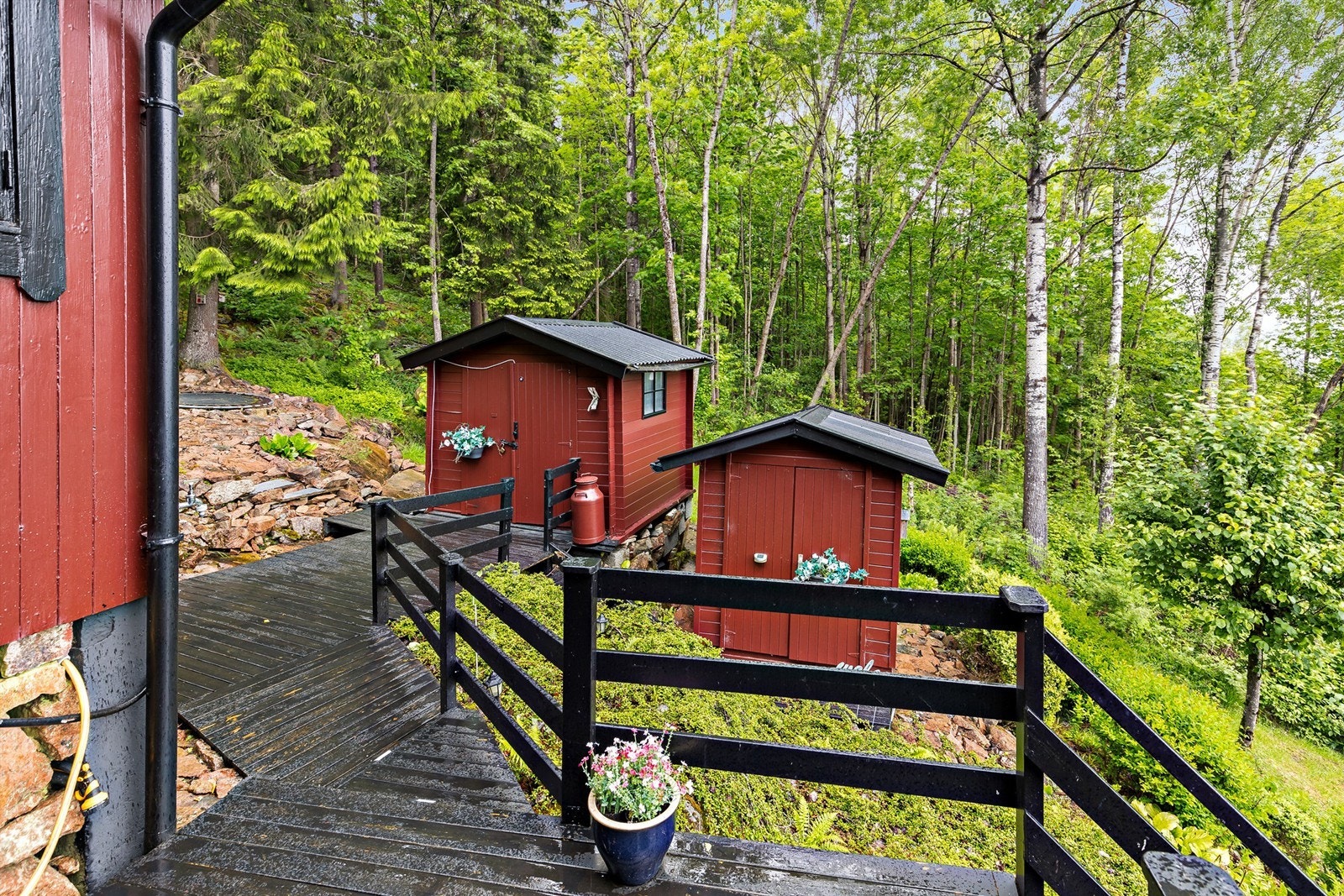 Det er tilgang til en frittstående utebod på ca. 5 kvm og et frittstående uthus på ca. 4 kvm Galleribilde