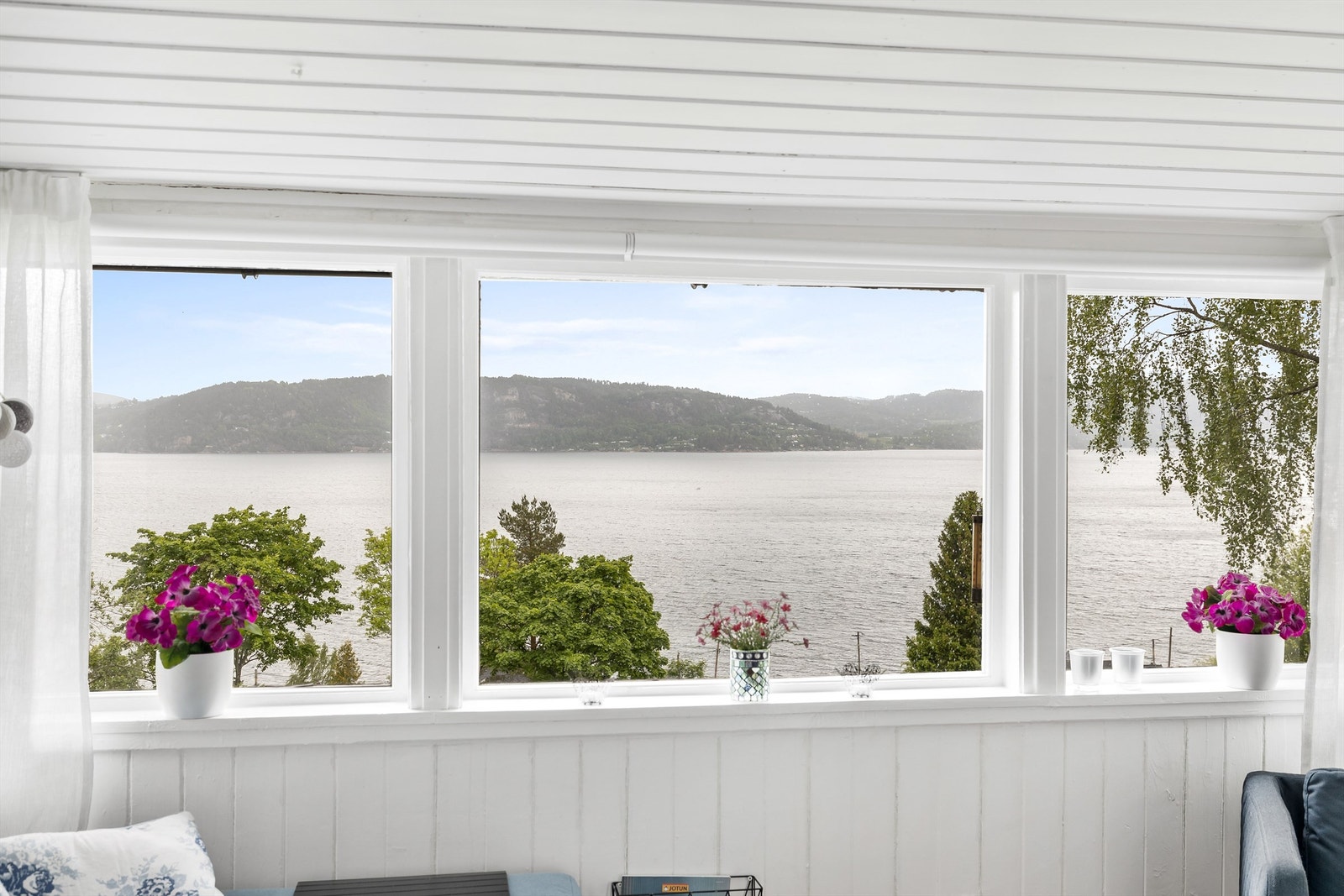 Godt med vindusflater som gir suveren fjordutsikt Galleribilde