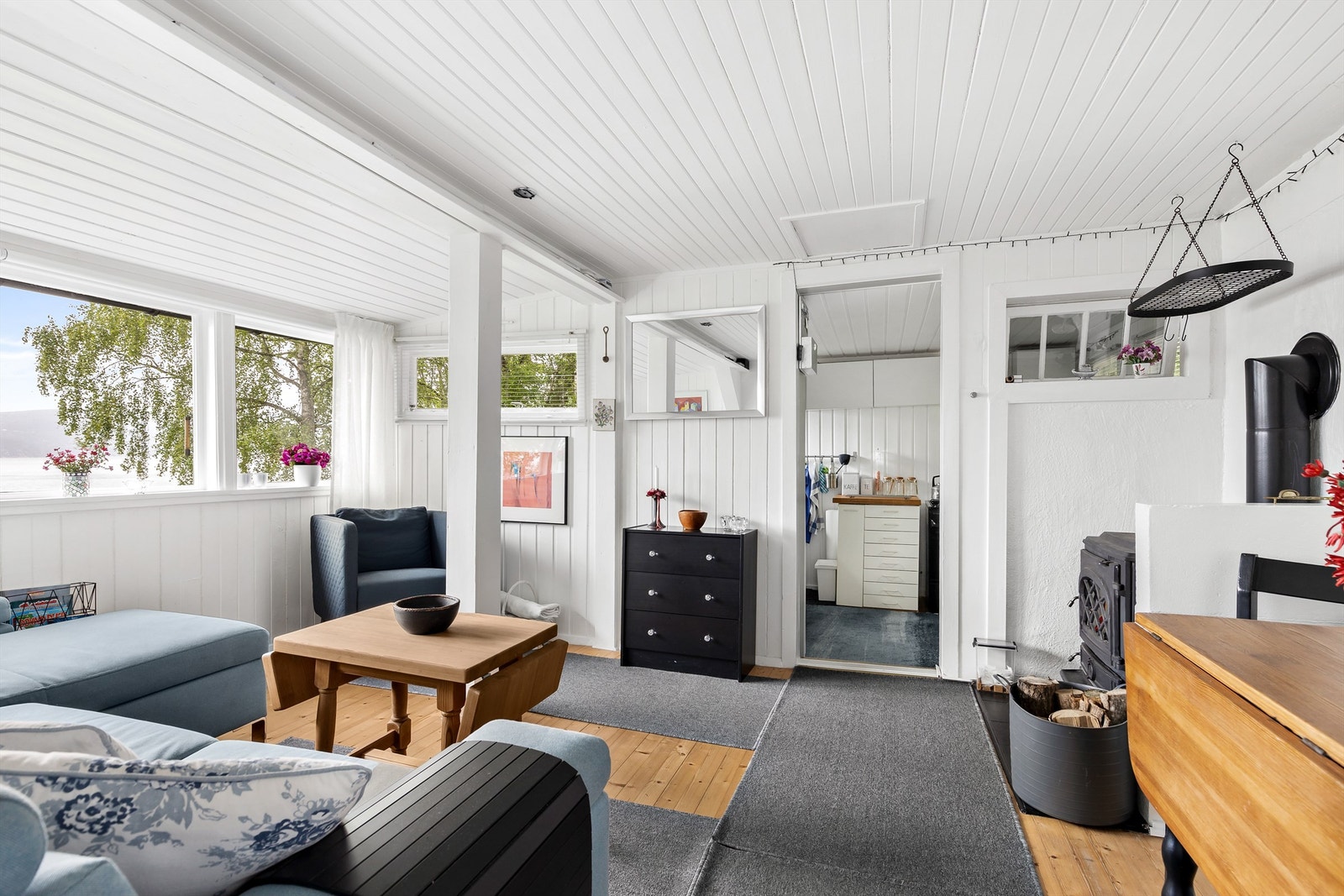 Stue med tilgang til uinnredet kaldtloft via luke Galleribilde