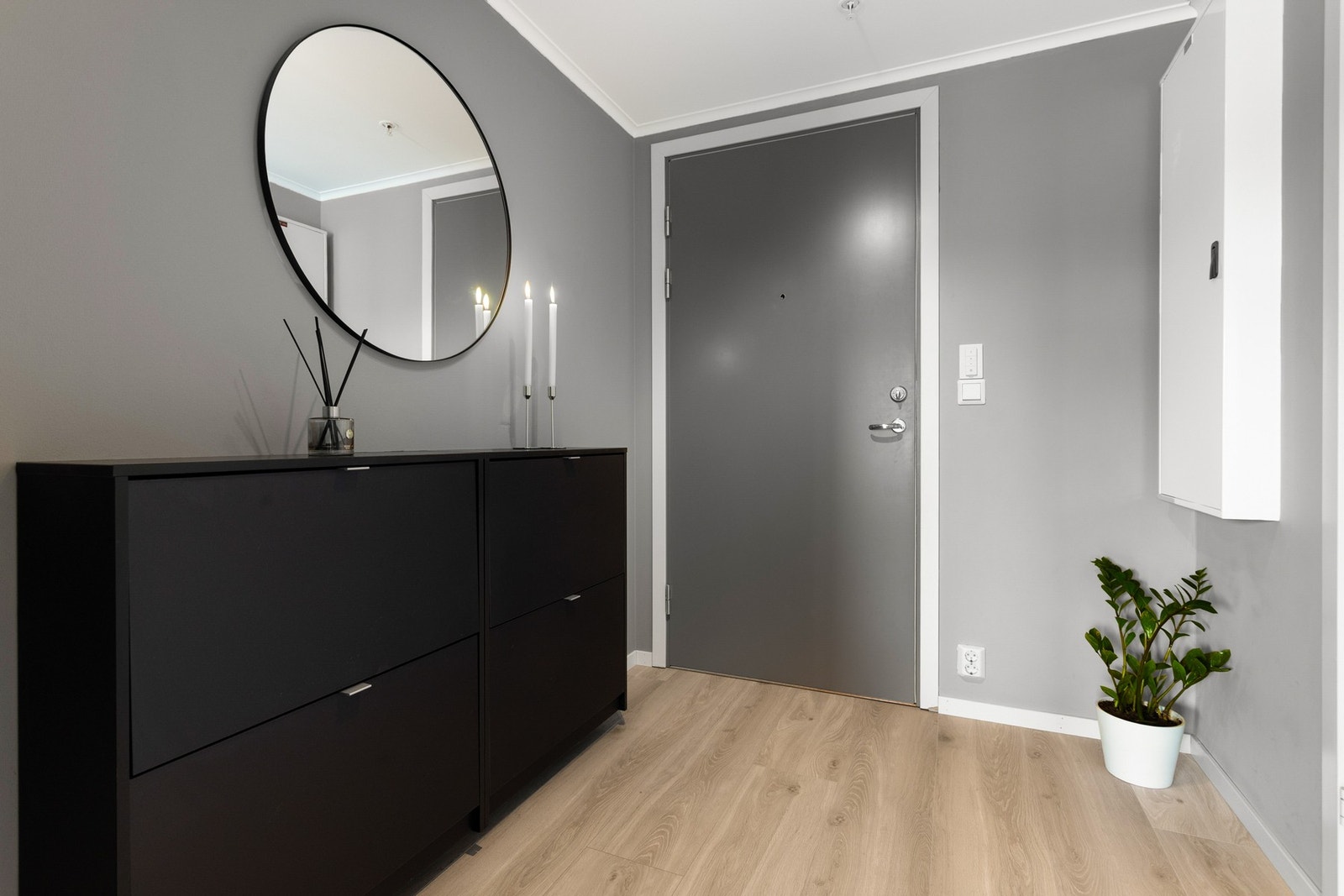 Hyggelig entrè med plass til å henge fra seg ytterklær og sko. Galleribilde