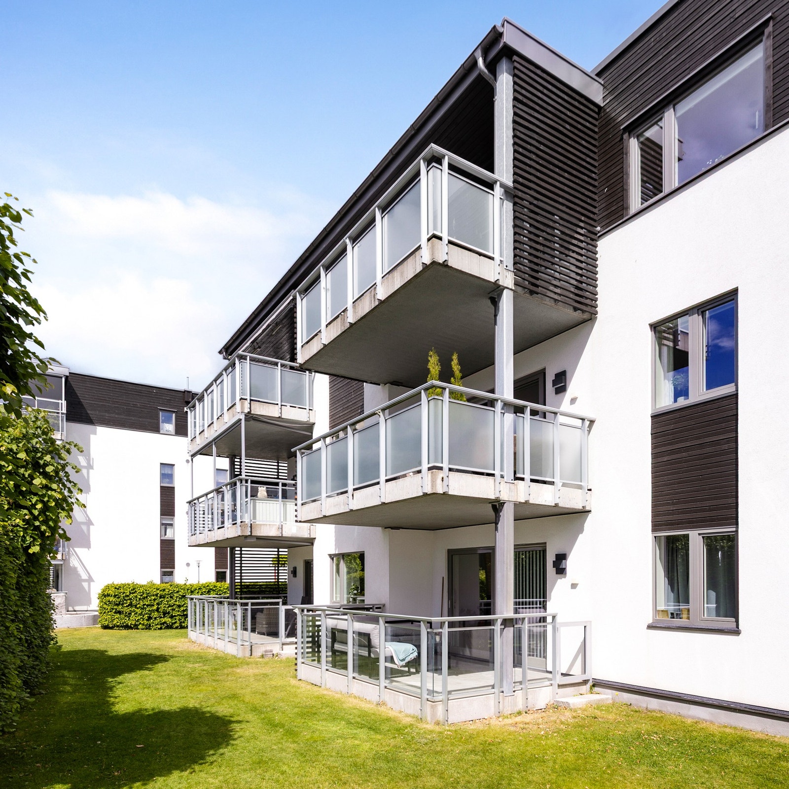 Leiligheten er beliggende i 2.etasje og inneholder: Entre/gang, stue, kjøkken, bad og soverom Galleribilde