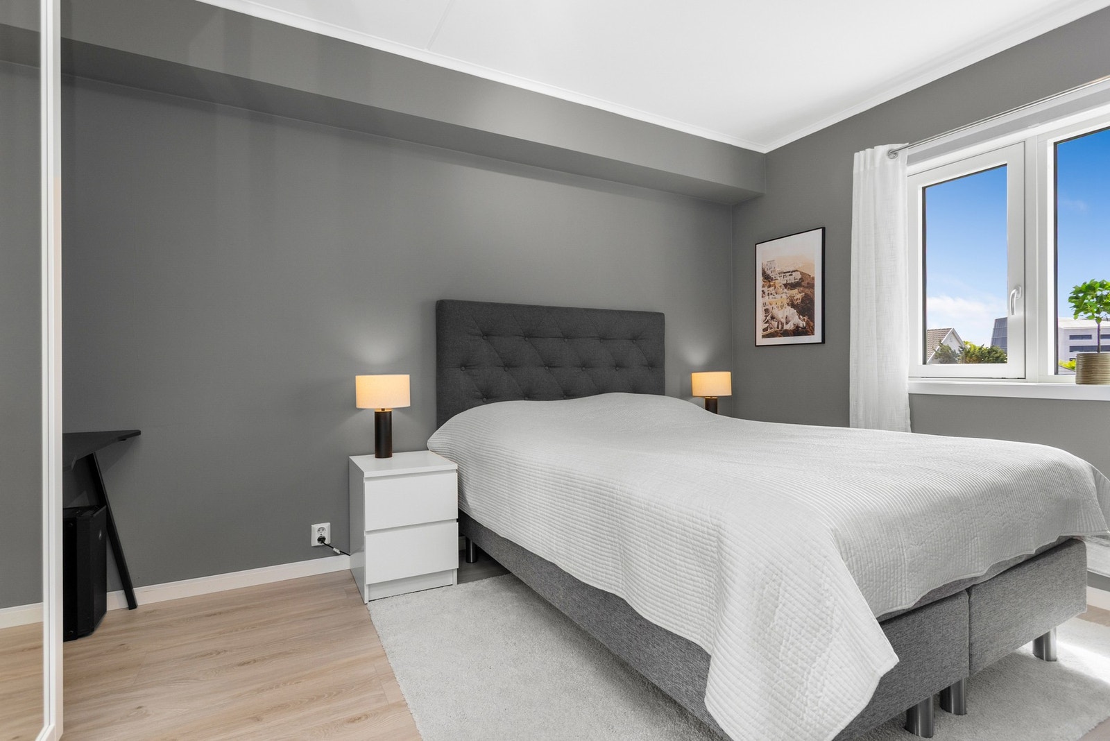 Soverommet er romslig og har plass til både garderobeskap og et lite skrivebord Galleribilde