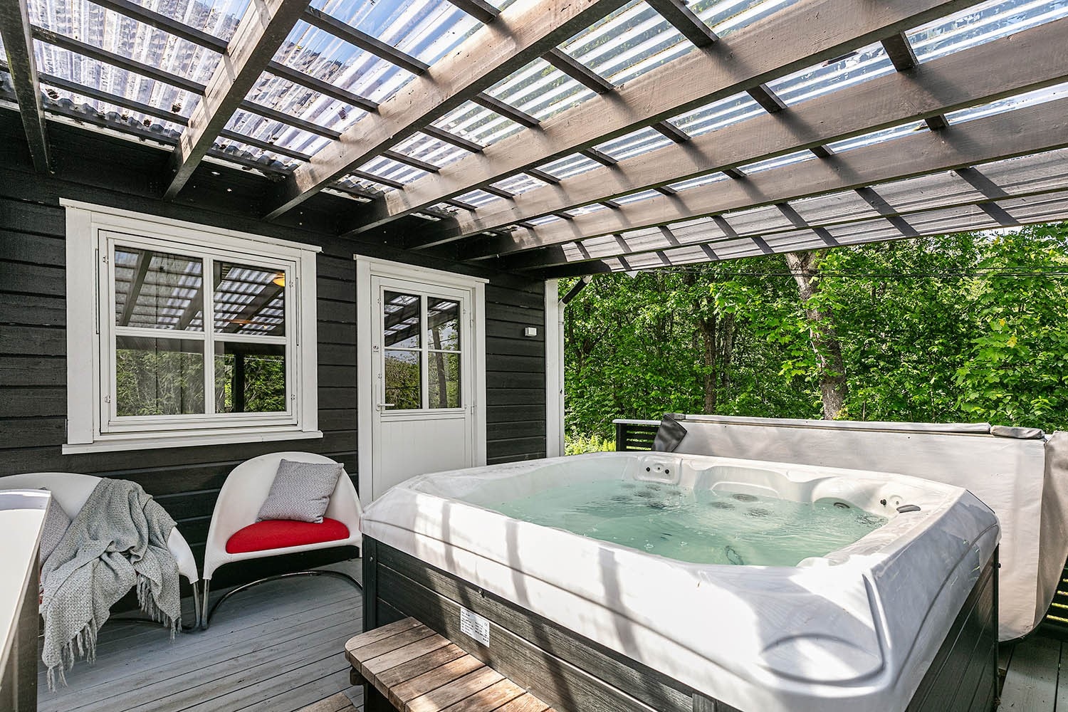 Fra hovedsoverommet er det utgang til overbygget terrasse med Jacuzzi Galleribilde