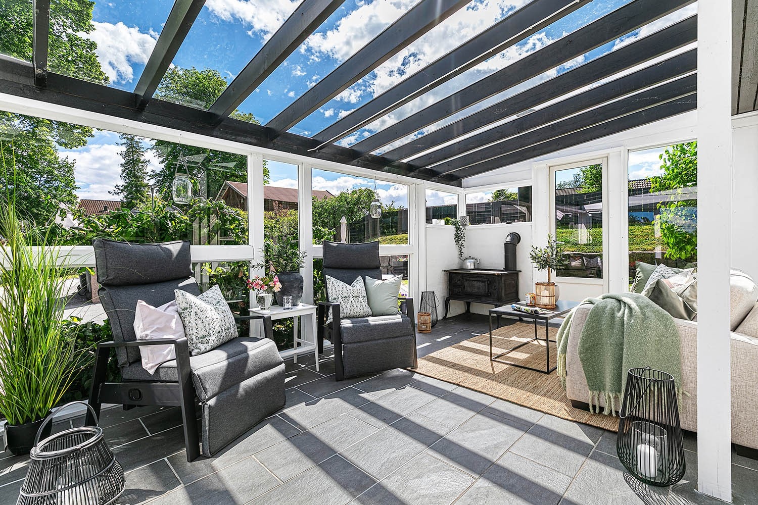 Stor vinterhage med utgang til terrasse og hagen Galleribilde