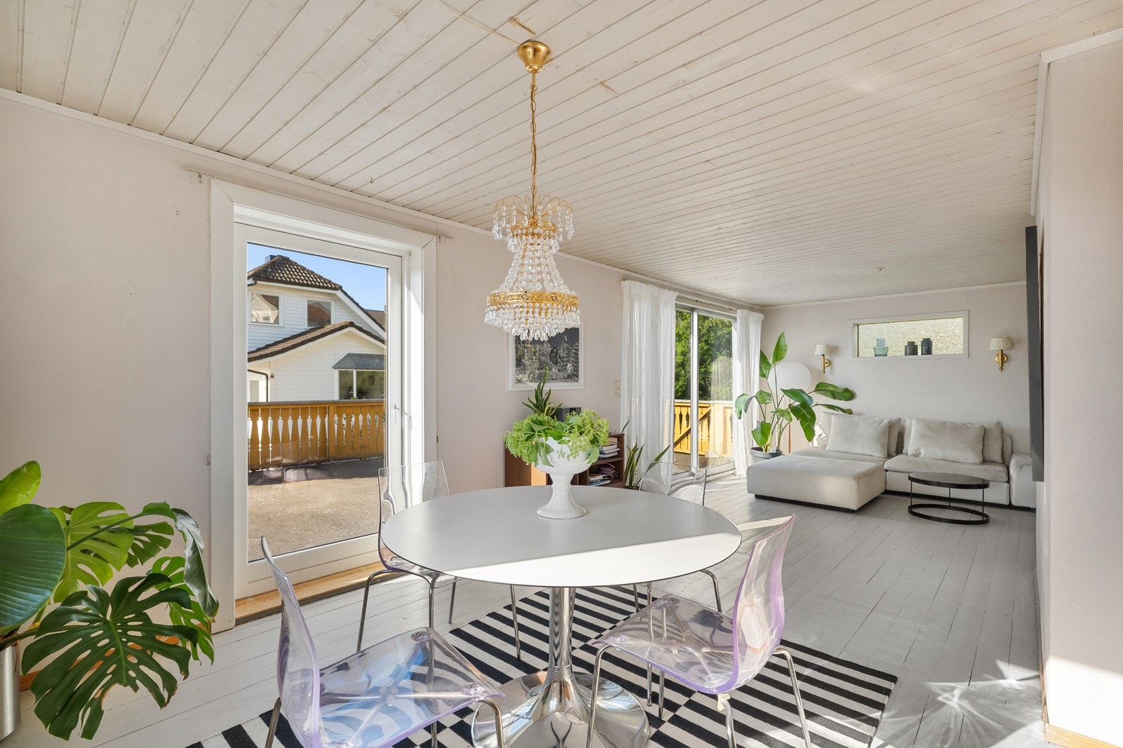 Boligen holder enkel standard og det må påregnes oppussing/renovering. Galleribilde