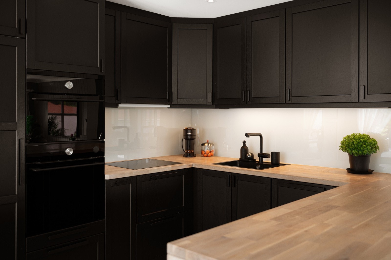 Svært gode arbeidsflater og oppbevaringsmuligheter. Det er glassplate i sprutsone mellom under- og overskap. Galleribilde