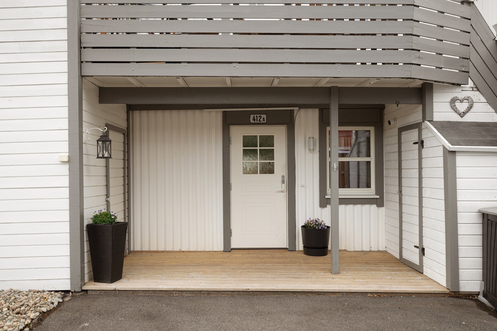 Overbygget inngangsparti med to praktiske boder på 6kvm. + 3kvm. Galleribilde