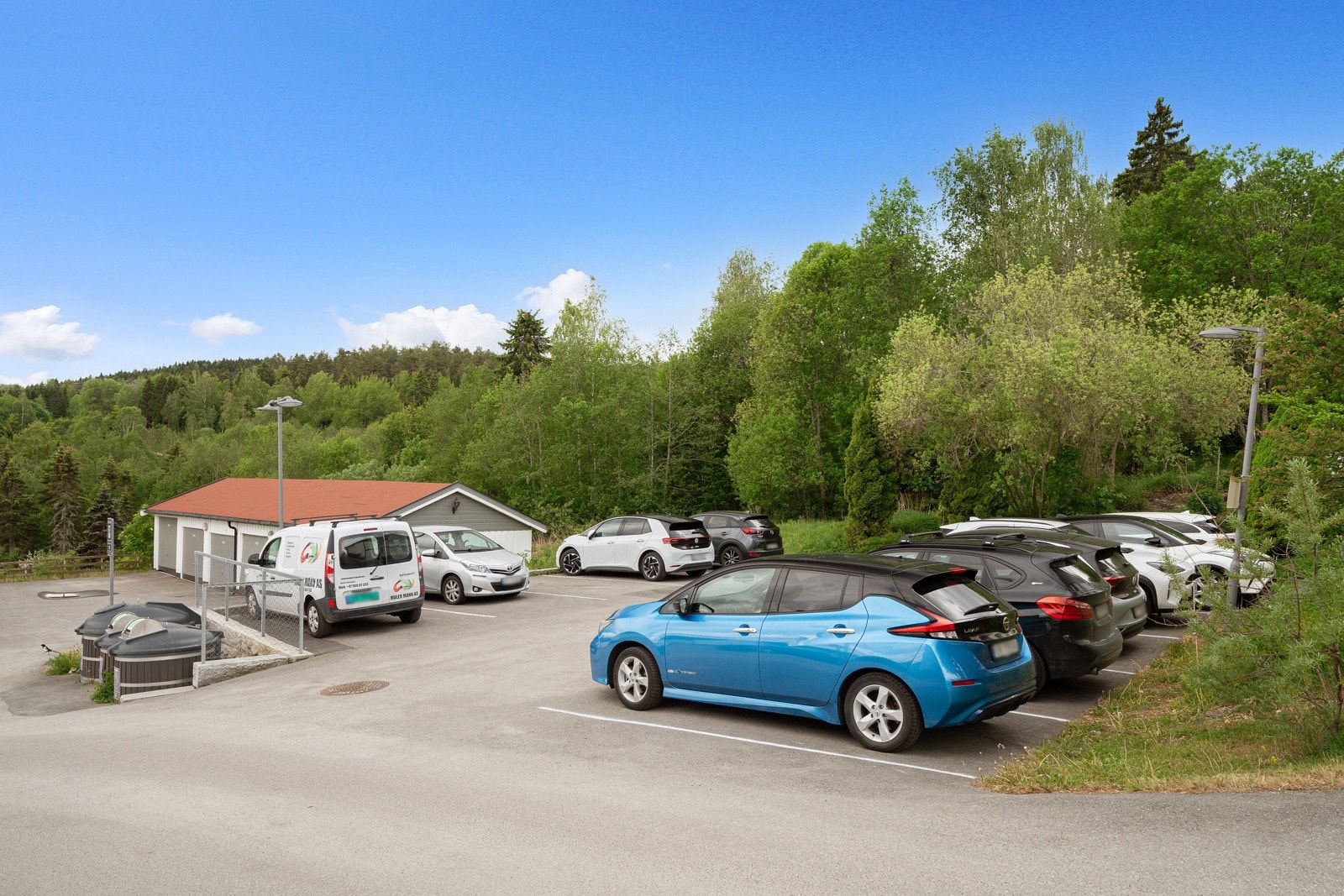 Det er felles parkering/gjesteparkering i sameiet. Galleribilde