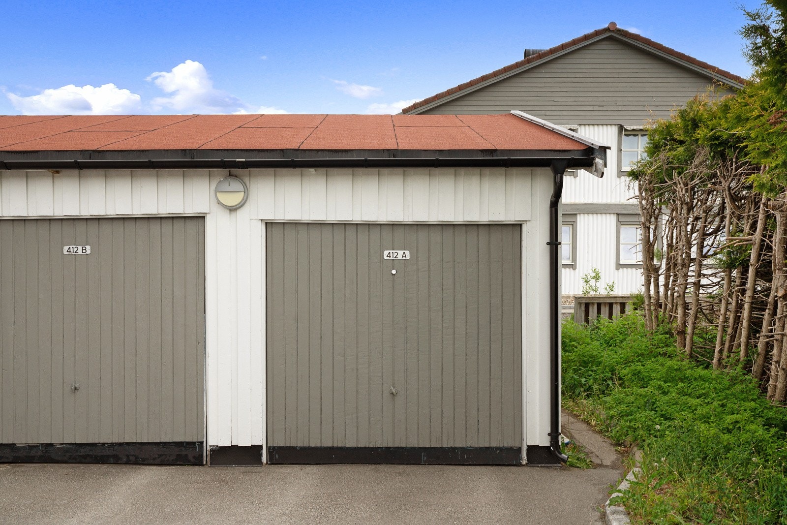 Med boligen følger garasjeplass i ende. Garasjen er målt opp til 17kvm. Det er også en hems for ytterligere lagring. Garasjen ligger rett nedenfor gjerdet på terrassen Galleribilde