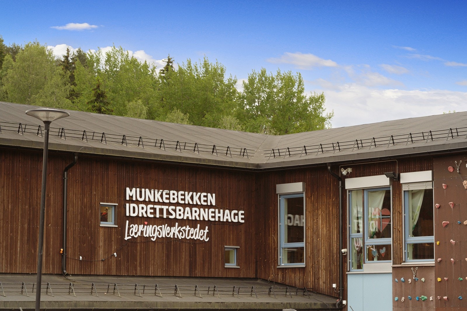 Skole og barnehage ligger kun et steinkast fra boligen. Se vedlagt nabolagsprofil. Galleribilde