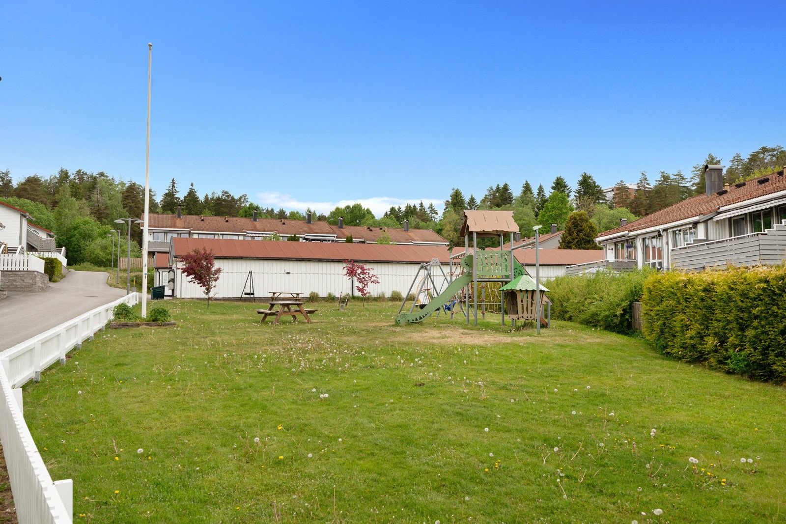 Fra terrassen/hagen er det direkte adkomst til en sameiets felleshager med lekeapparater for de minste. Galleribilde