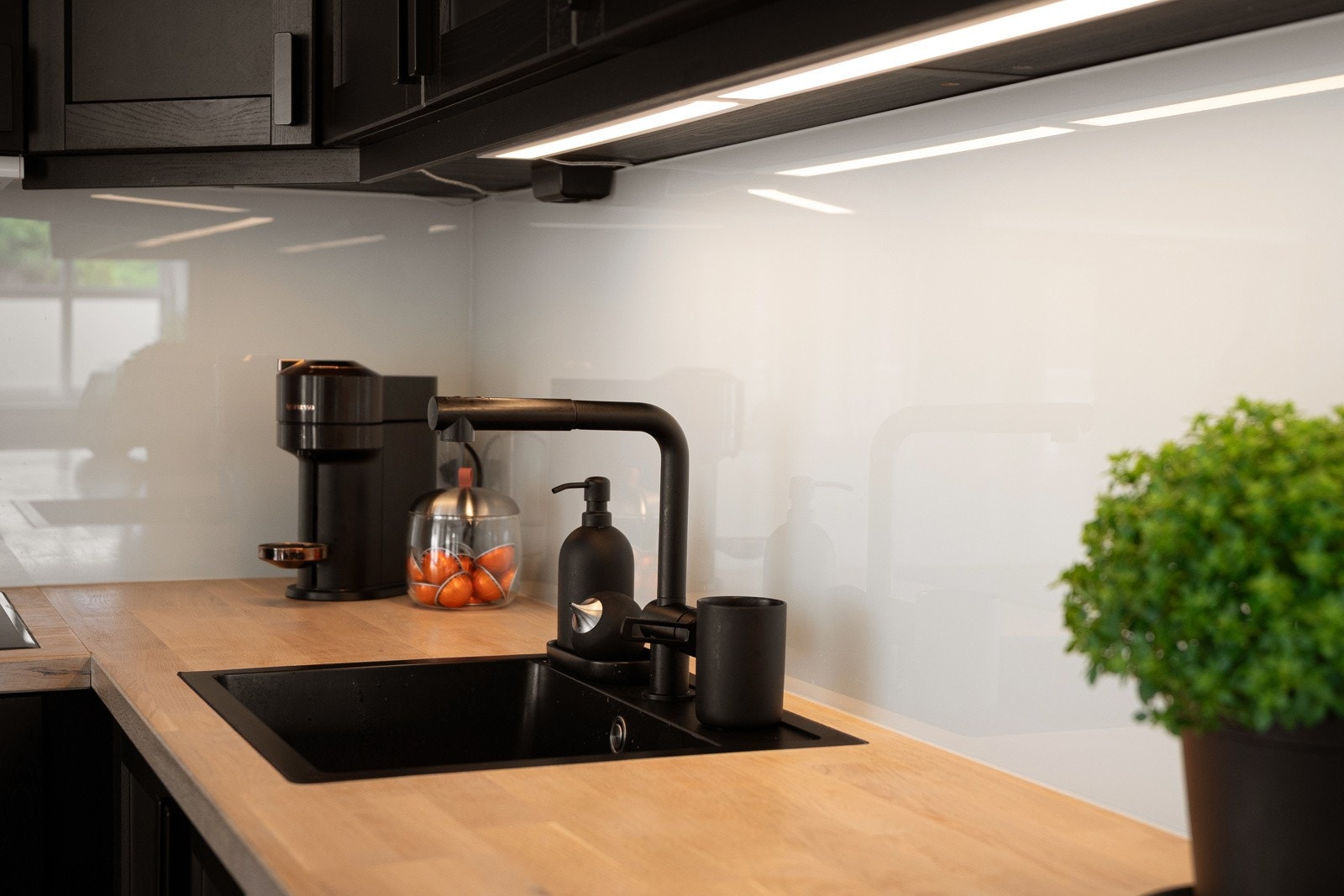 Varmtvannsbereder på 135L fra 2020 er plassert i hjørne under kjøkkenbenk. Automatisk vannstoppventil montert. Galleribilde