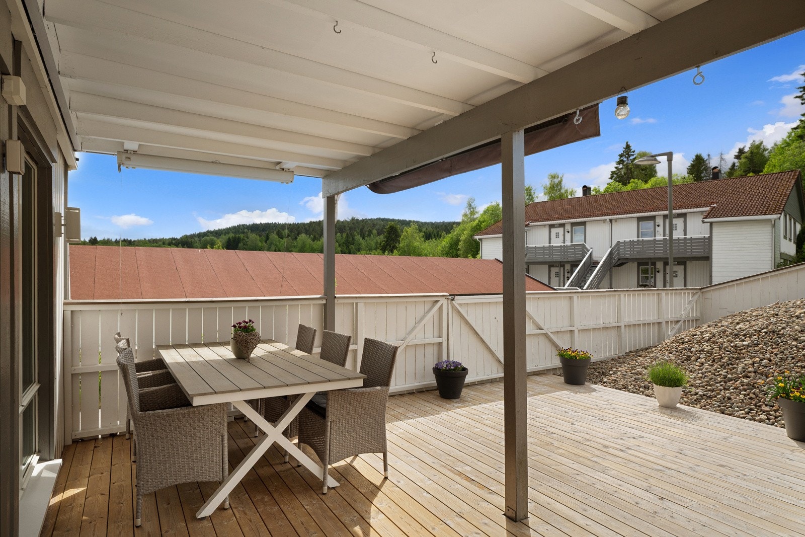 Deler av terrassen er overbygget som øker bruksverdien. Galleribilde