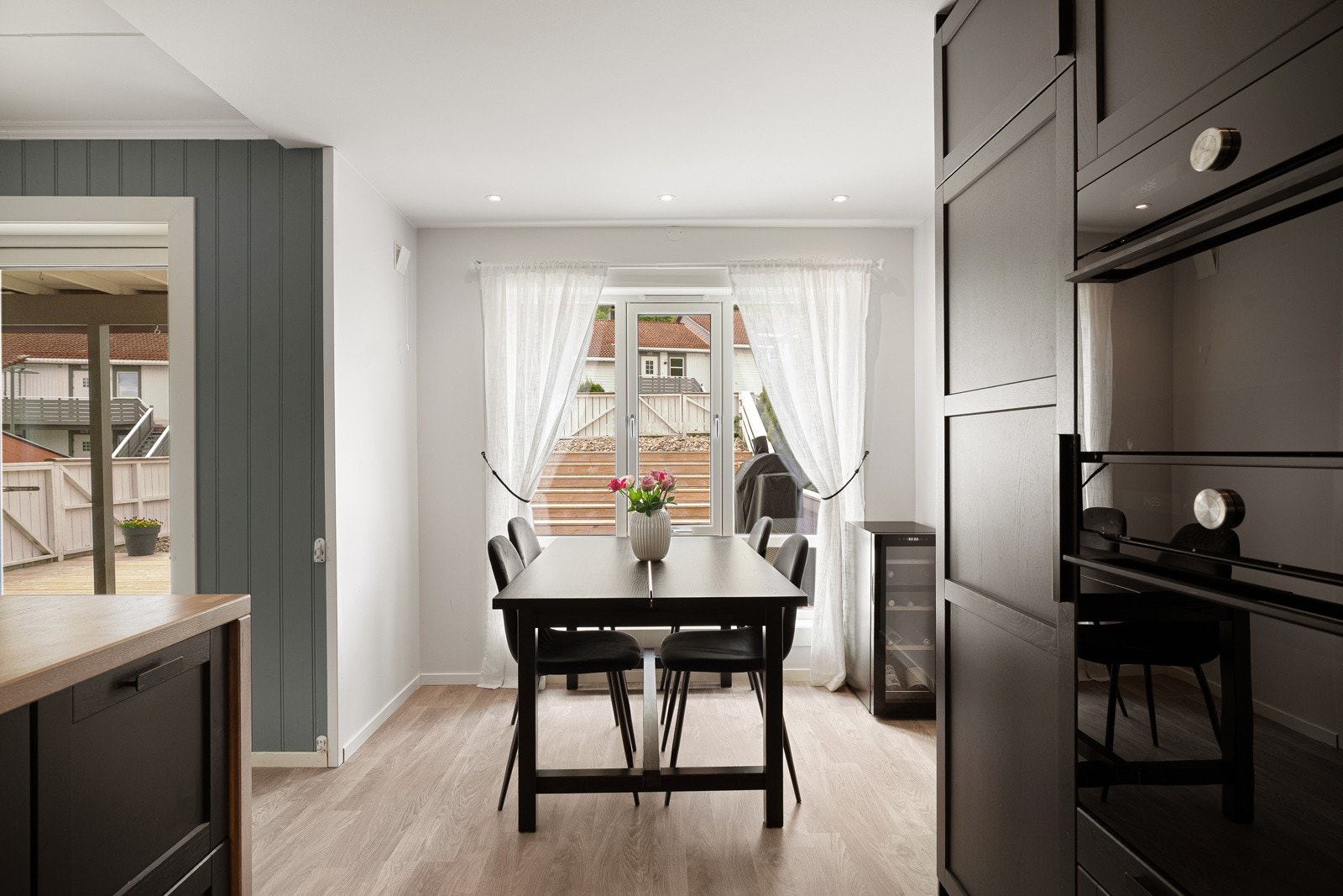 Velegnet plass til stor spisebordsgruppe. Galleribilde