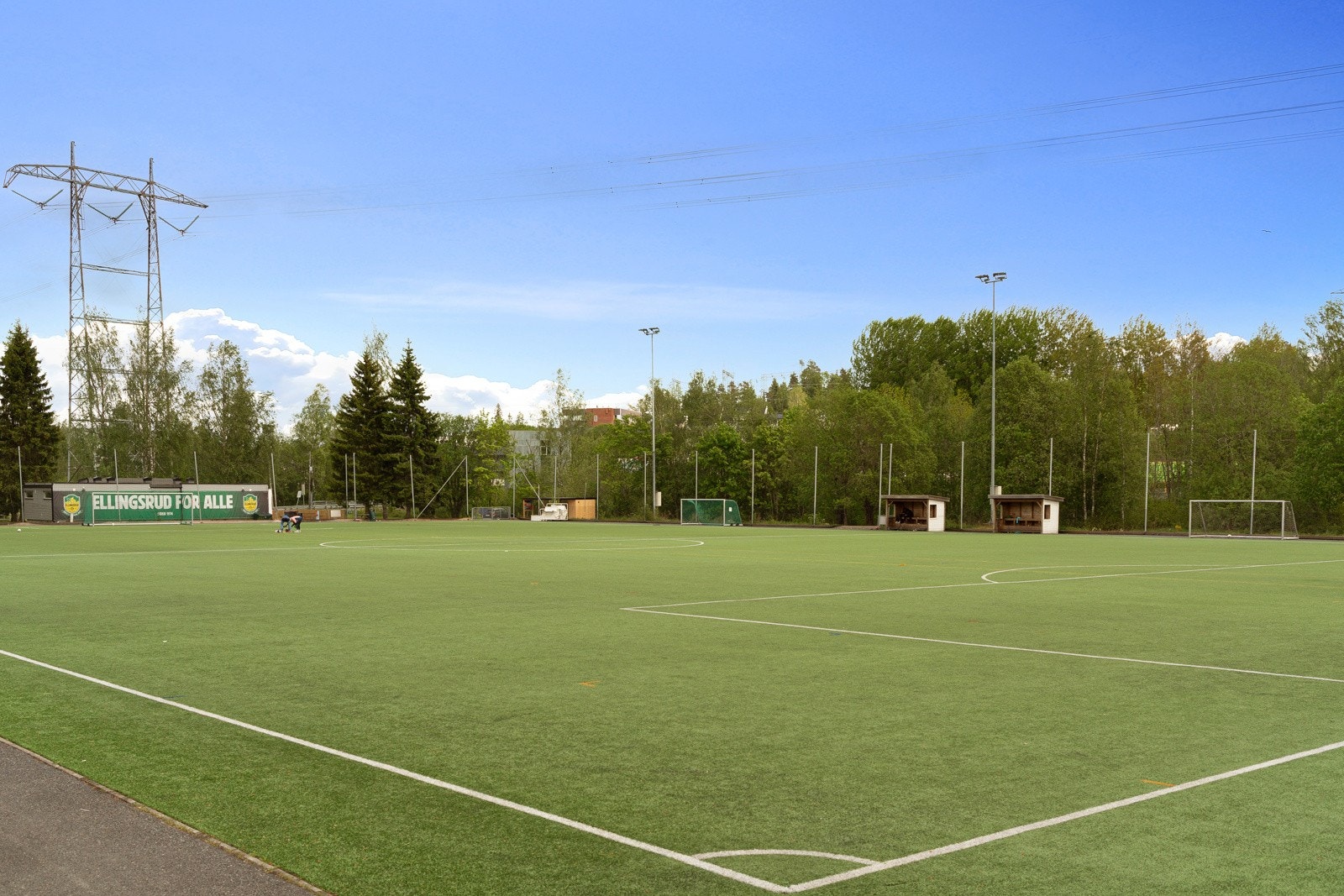 Det er nærhet til et bredt utvalg dagligvarebutikker, barnehage og skoler, samtidig som du finner flere turområder i marka rett utenfor døren. Galleribilde