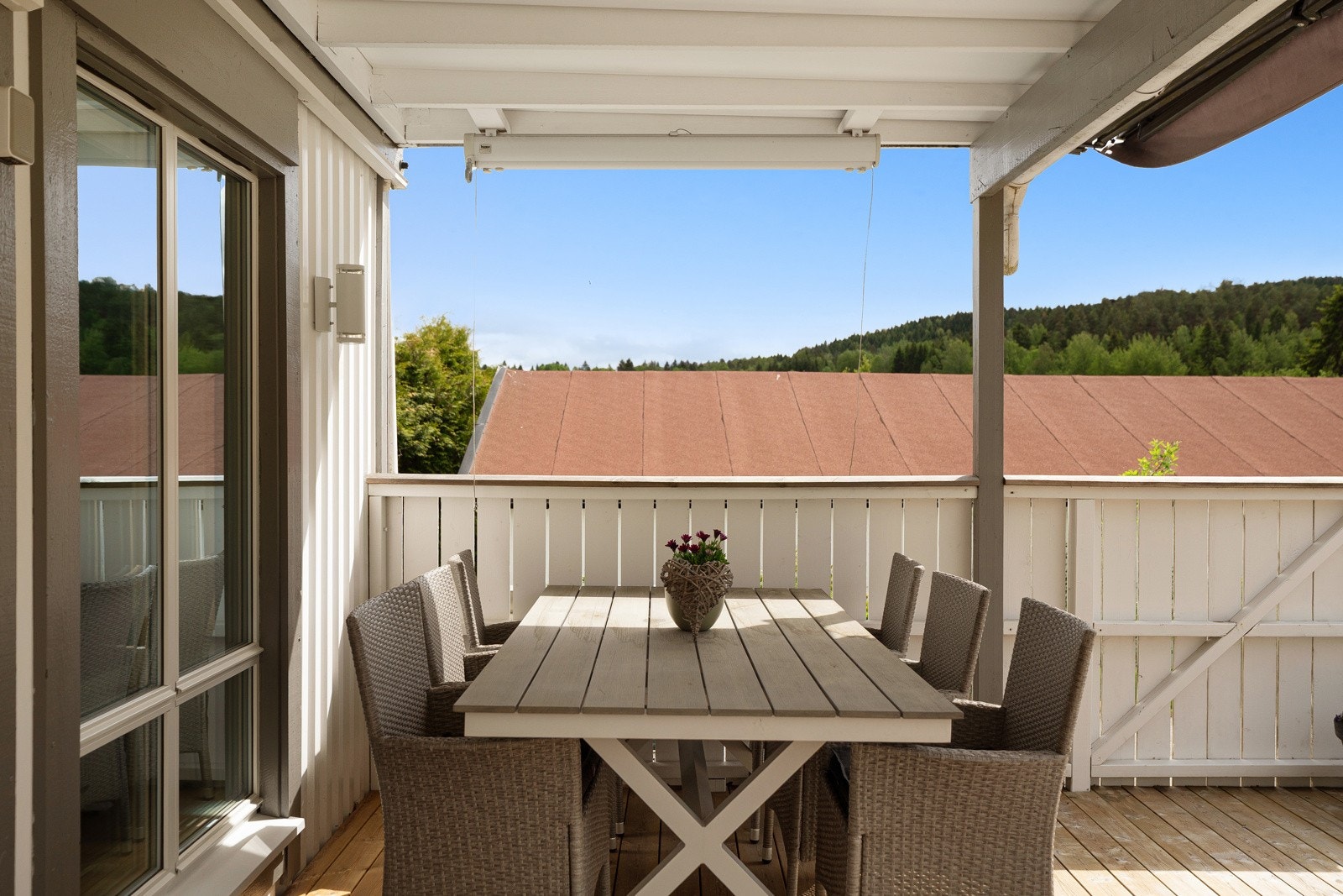 Det er god plass til spisebord eller loungemøbler. Galleribilde