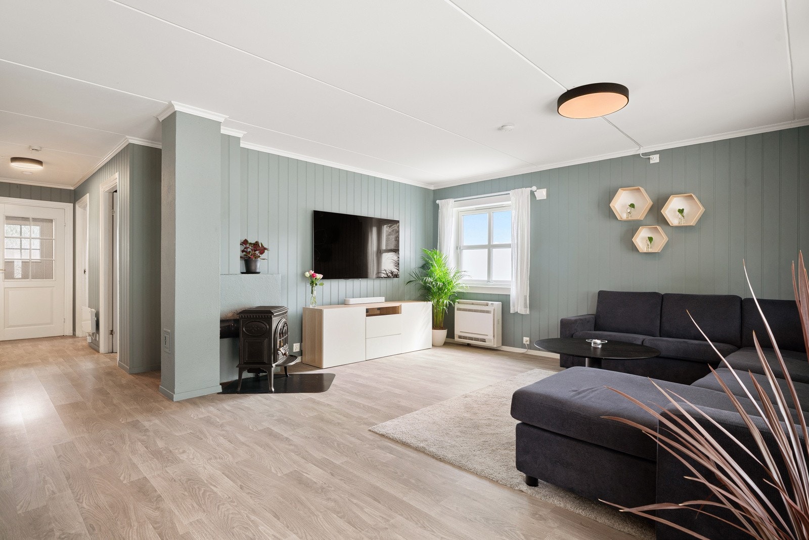 Overflatene er oppgradert med nyere laminatgulv i alle rom (sett bort fra bad) og velholdte overflater. Galleribilde