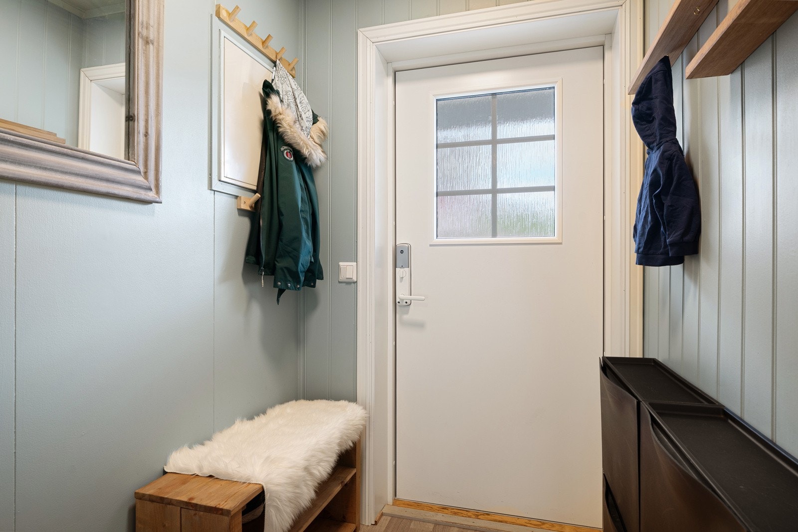Praktisk entré med plass til oppheng av yttertøy. Det er Yale Doorman kodelås på ytterdør. Galleribilde