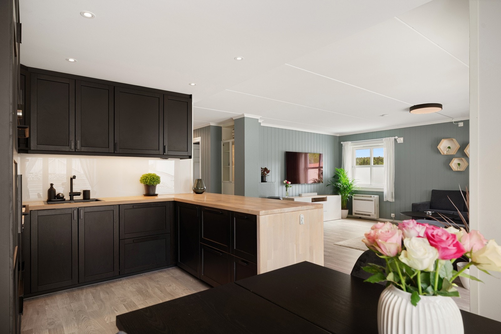 Moderne åpen stue- og kjøkkenløsning med god soneinndeling. Galleribilde