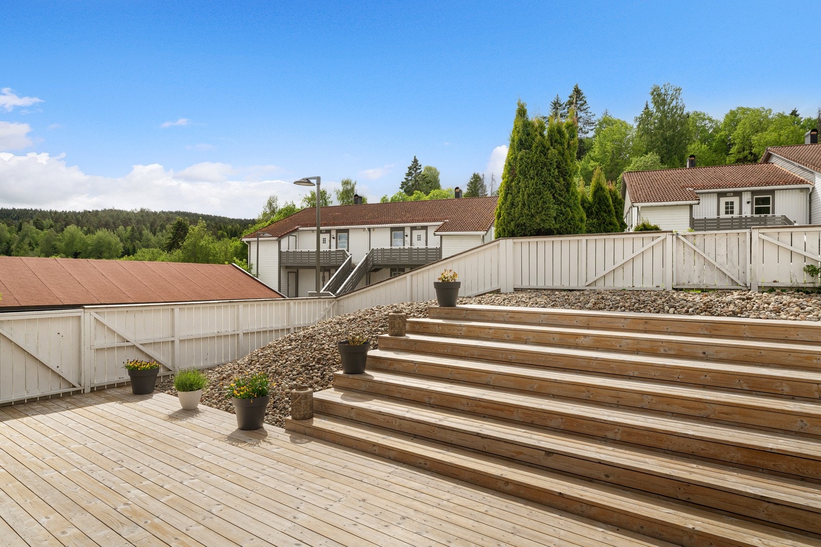 Leiligheten ligger på hjørnet av bygget og får en stor, solrik uteplass som er pent opparbeidet. Galleribilde