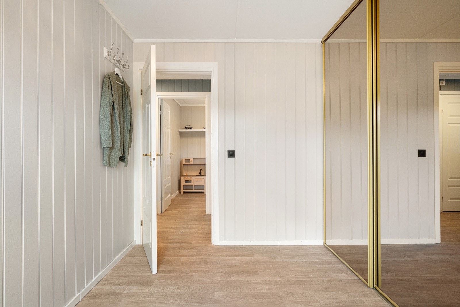 Rommet er egnet som soverom 2, "walk-in-closet", gjesterom eller hjemmekontor. Galleribilde