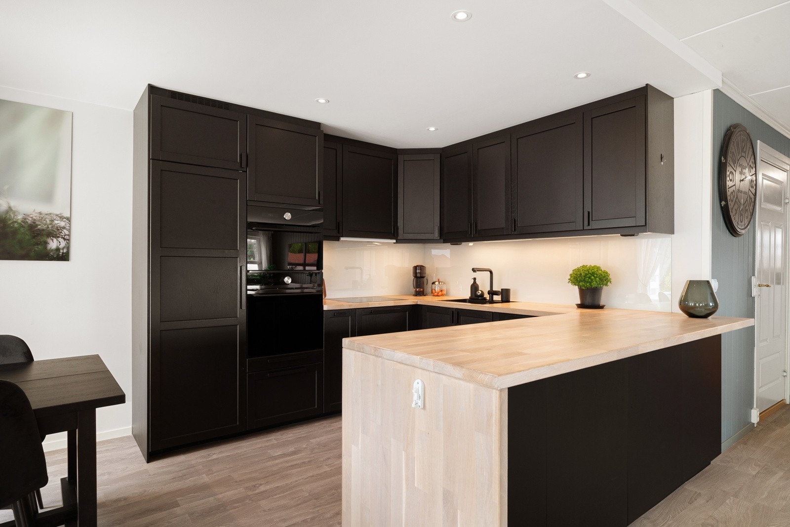 Takhøy kjøkkeninnredning med moderne profilerte fronter og heltre benkeplate. Galleribilde