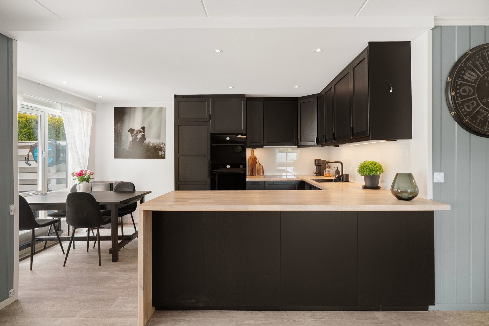 Moderne kjøkken oppusset i 2021. Galleribilde