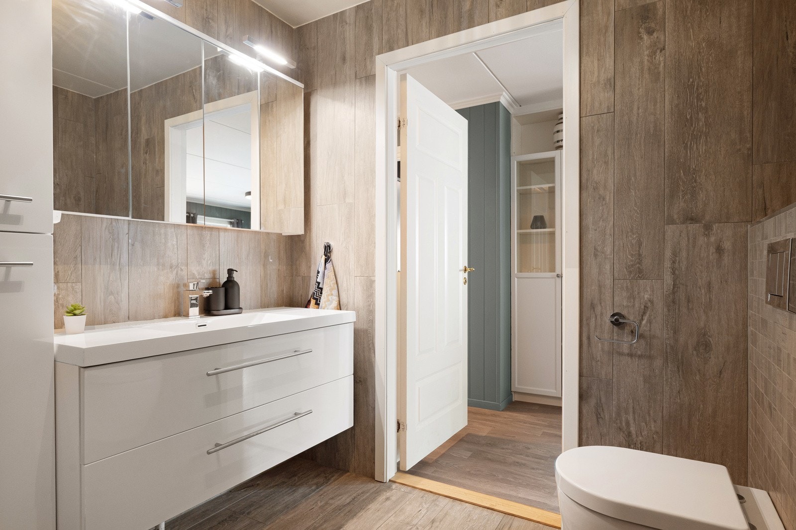 Vegghengt toalett med skjult sisterne. Galleribilde