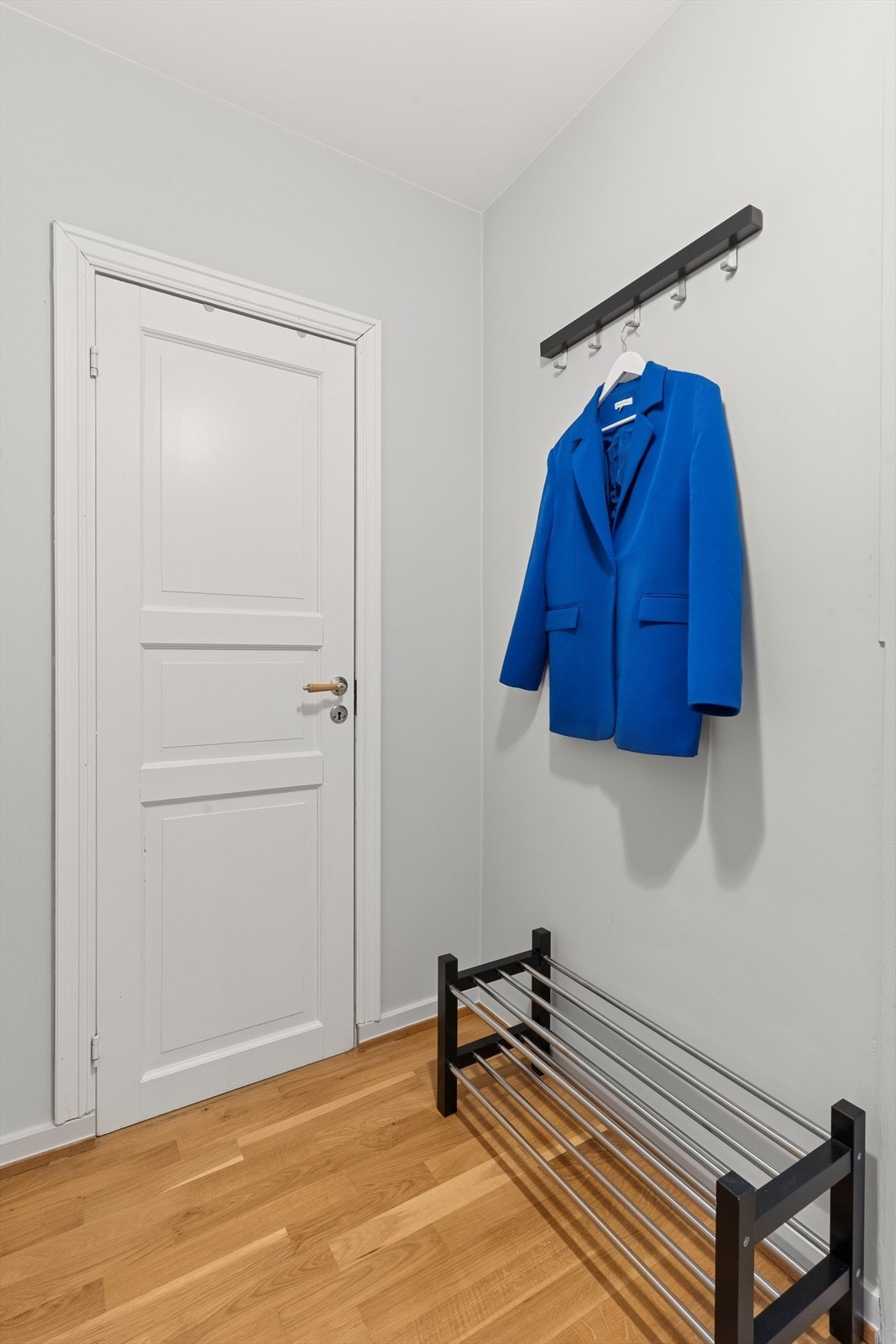 Praktisk entré med god plass til å sette fra seg sko og yttertøy før man går videre inn i leiligheten. Galleribilde