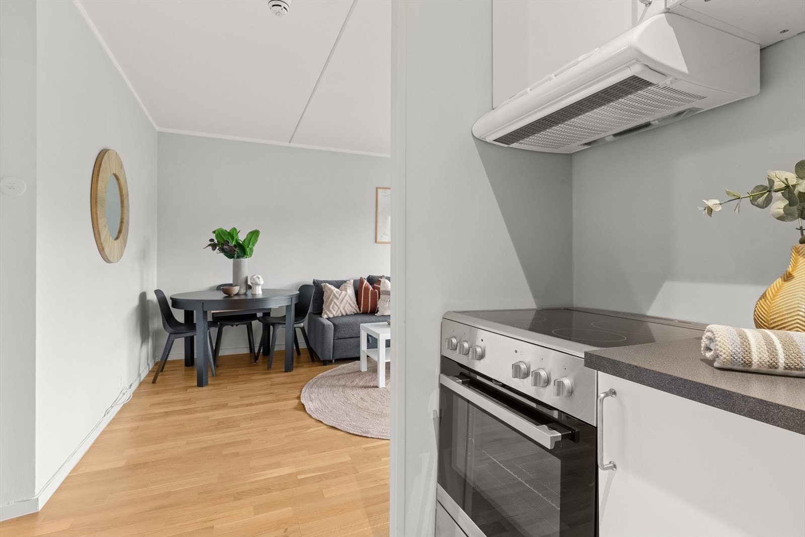 Innredning med hvite, glatte fronter og laminat benkeplate. Galleribilde