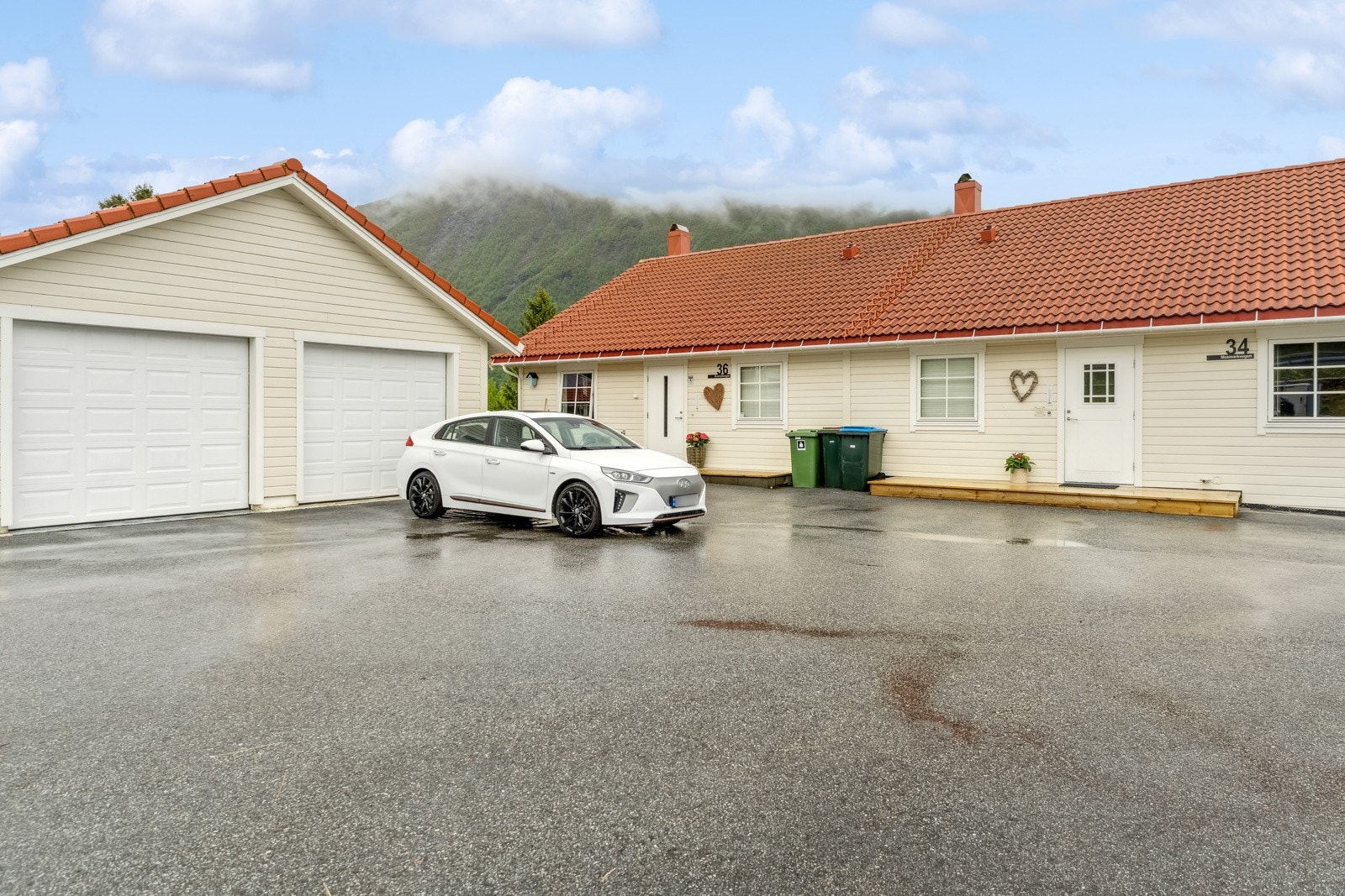 Enkel tilkomst med gode parkeringtilhøve i asfaltert innkøyrsle og garasjeplass i felles garasje Galleribilde