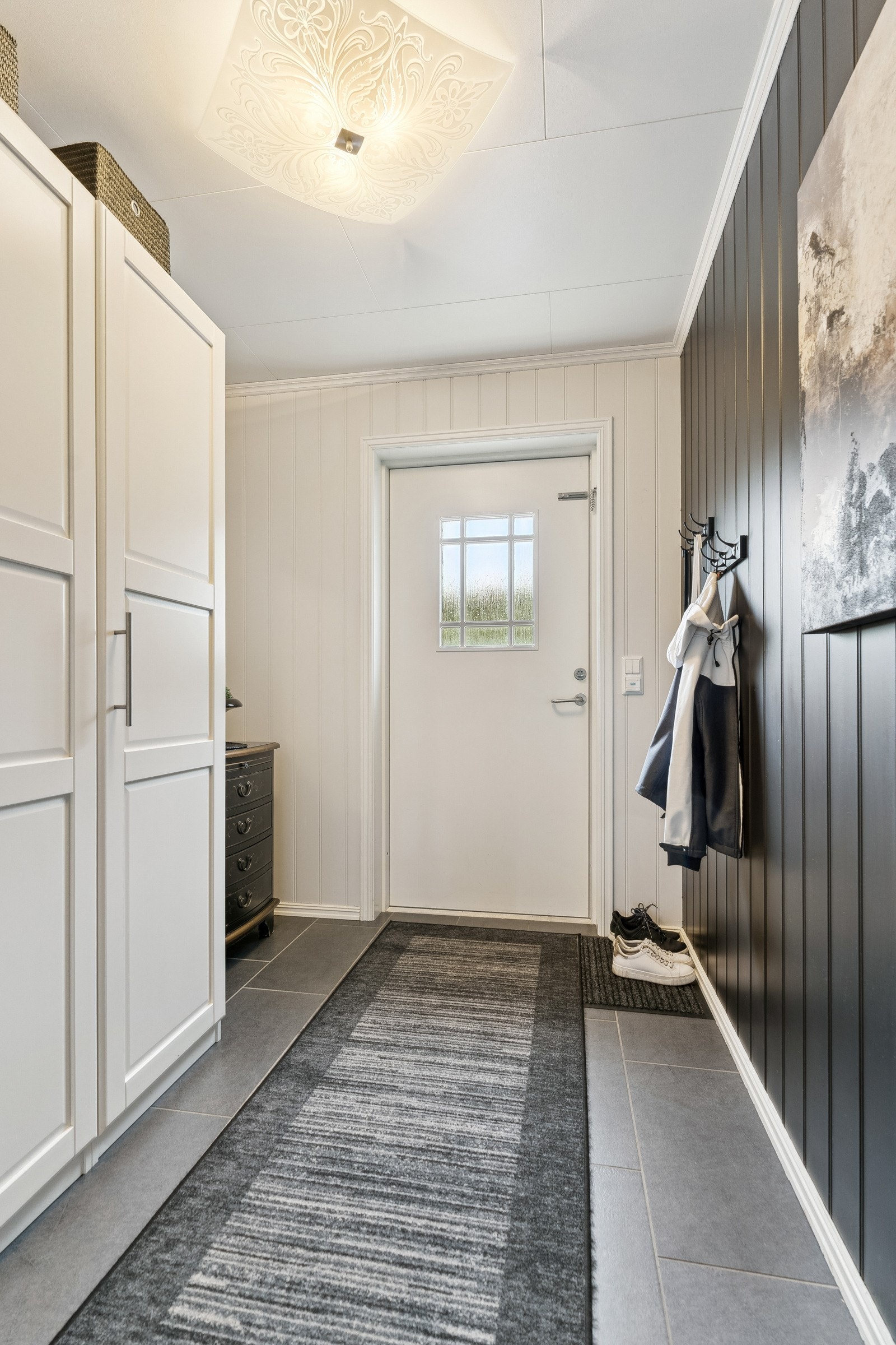 Innbydande entré med god skapplass Galleribilde