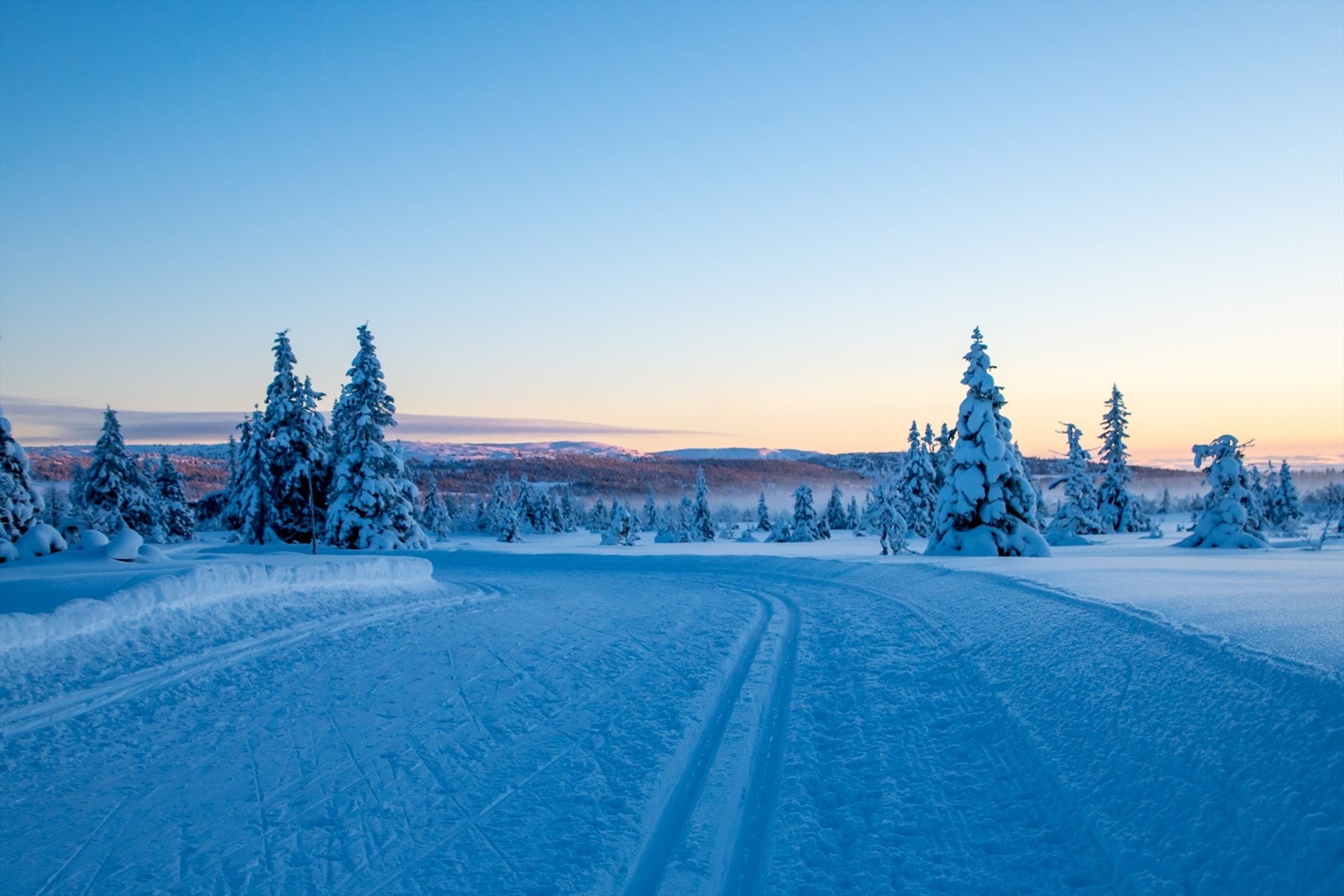 Skiløyper og turstier i nærområdet. Som hytteeier i dette området får du tilgang til milevis med topp preparerte skiløyper, tilpasset hele familien. Galleribilde