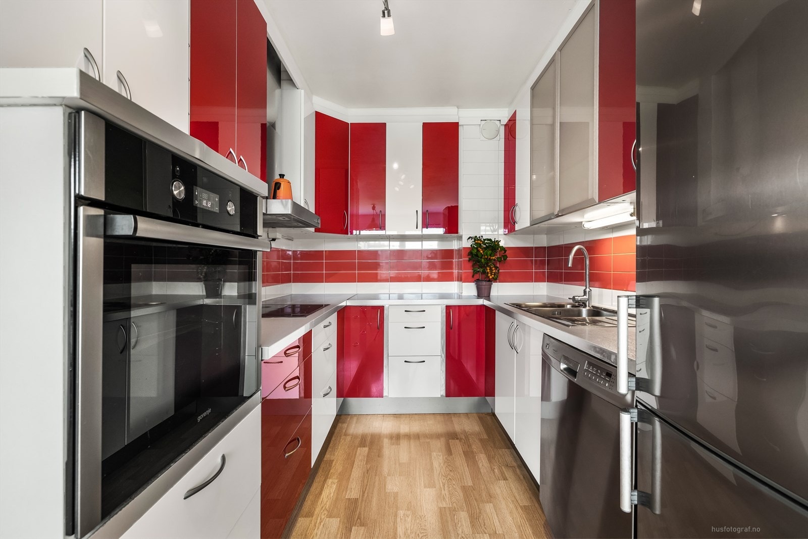 Flott kjøkken med slette fronter og benkeplate i laminat. Rikelig med oppbevaringsmuligheter! Galleribilde