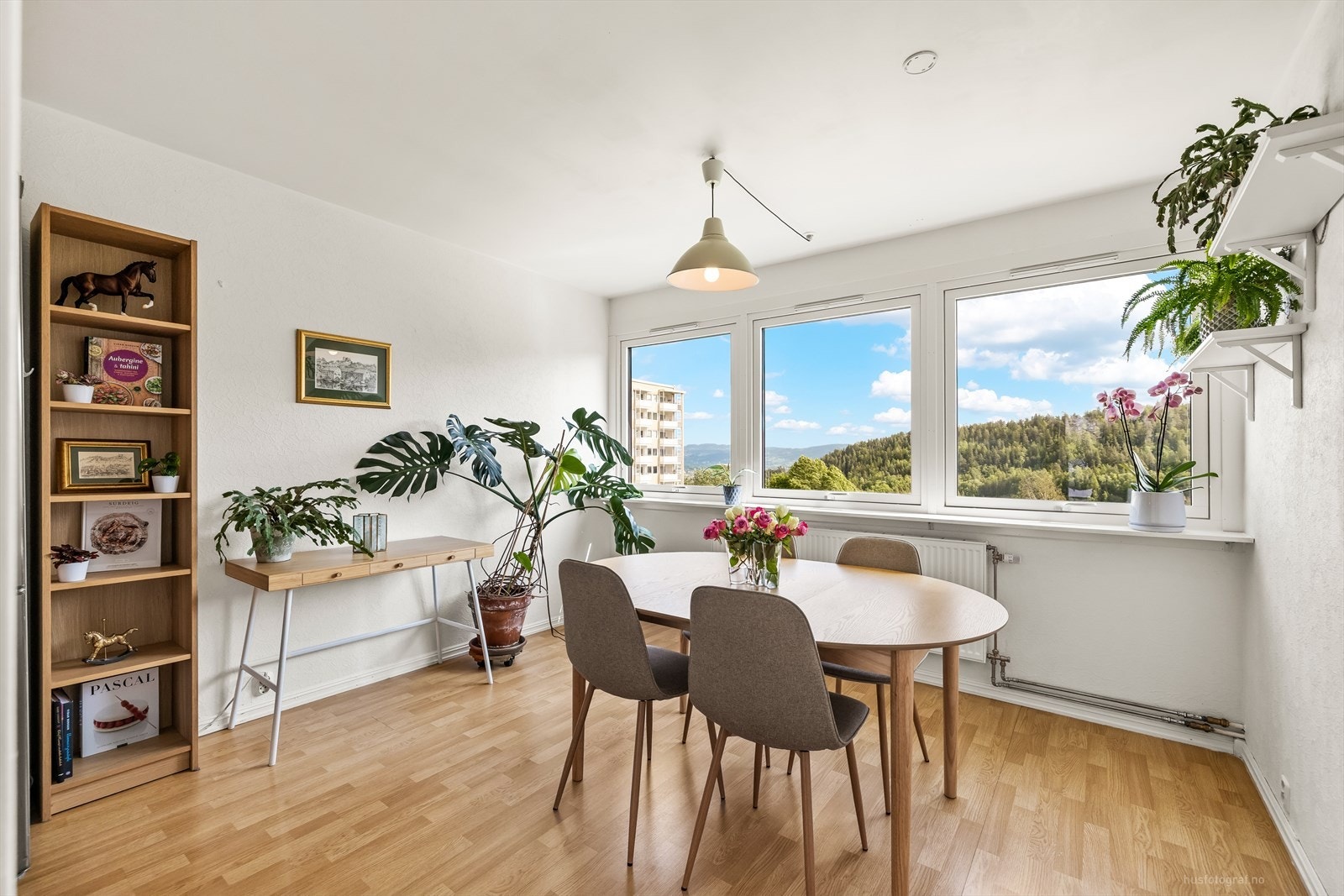 Separat spisestue, rikelig med lysinnslipp. Galleribilde