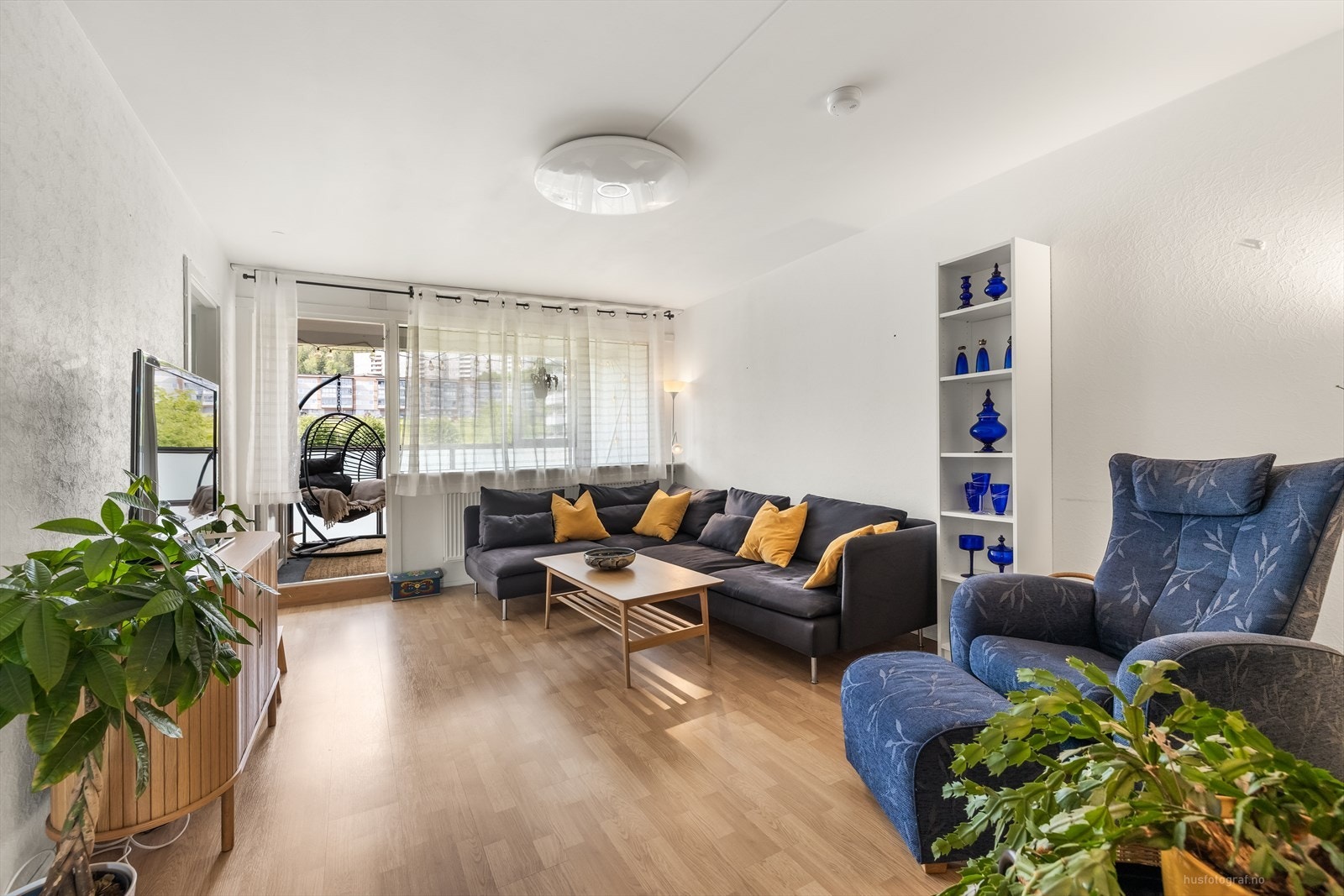 Lys og fin stue med direkte utgang til innglasset balkong. Galleribilde