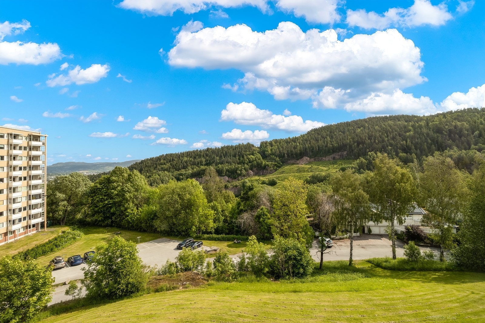 Kort vei til marka med gode turmuligheter sommer som vinter. Galleribilde