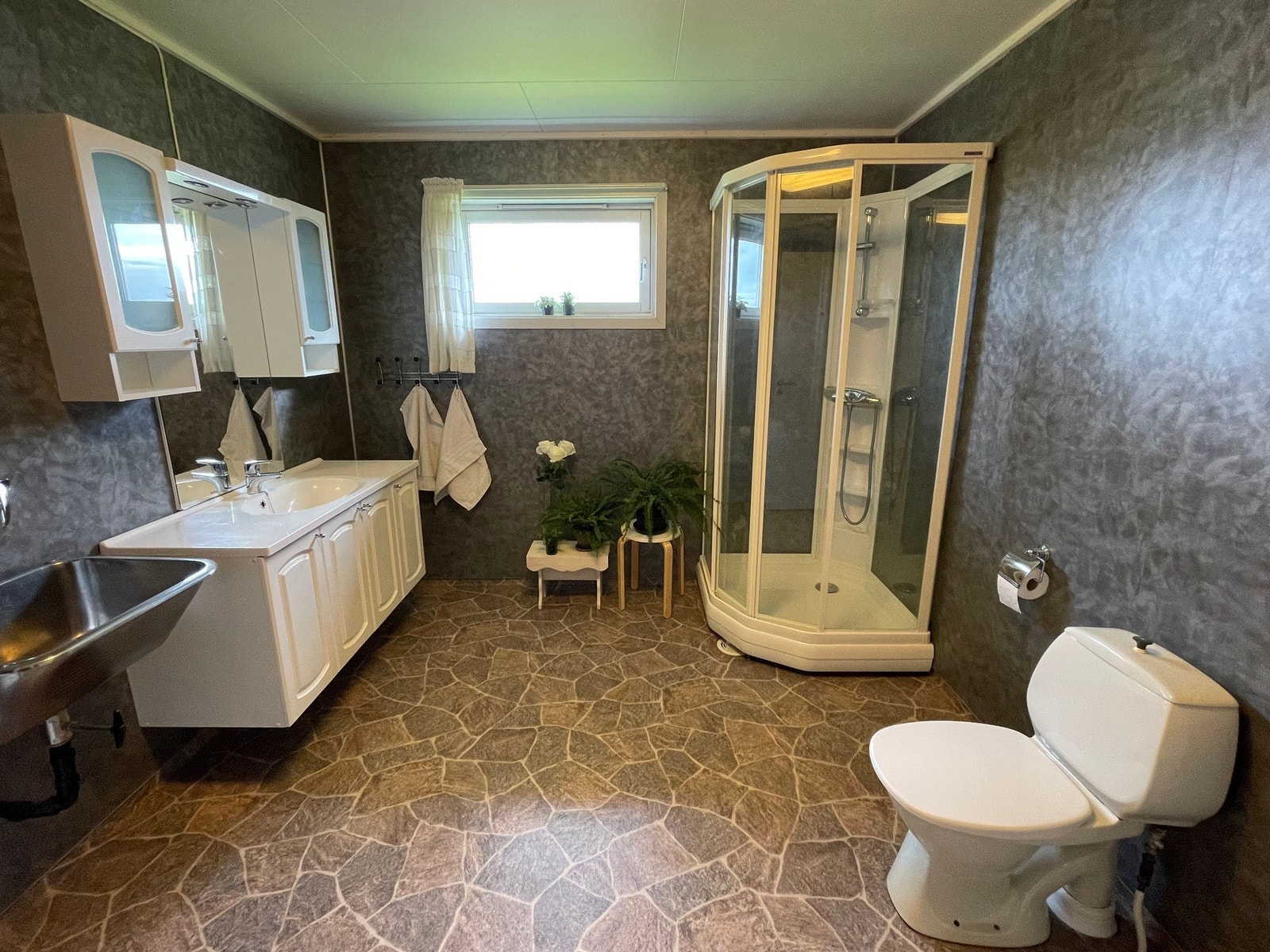 Kombinert bad og vaskerom ble oppusset i 2004, ifølge tilstandsrapporten. Galleribilde