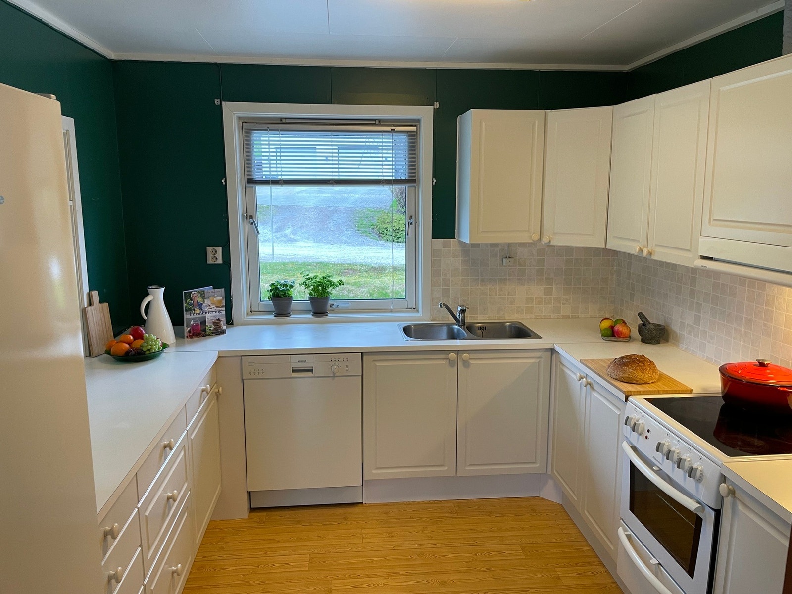 Kjøkken har godt med skap- og benkeplass. Galleribilde