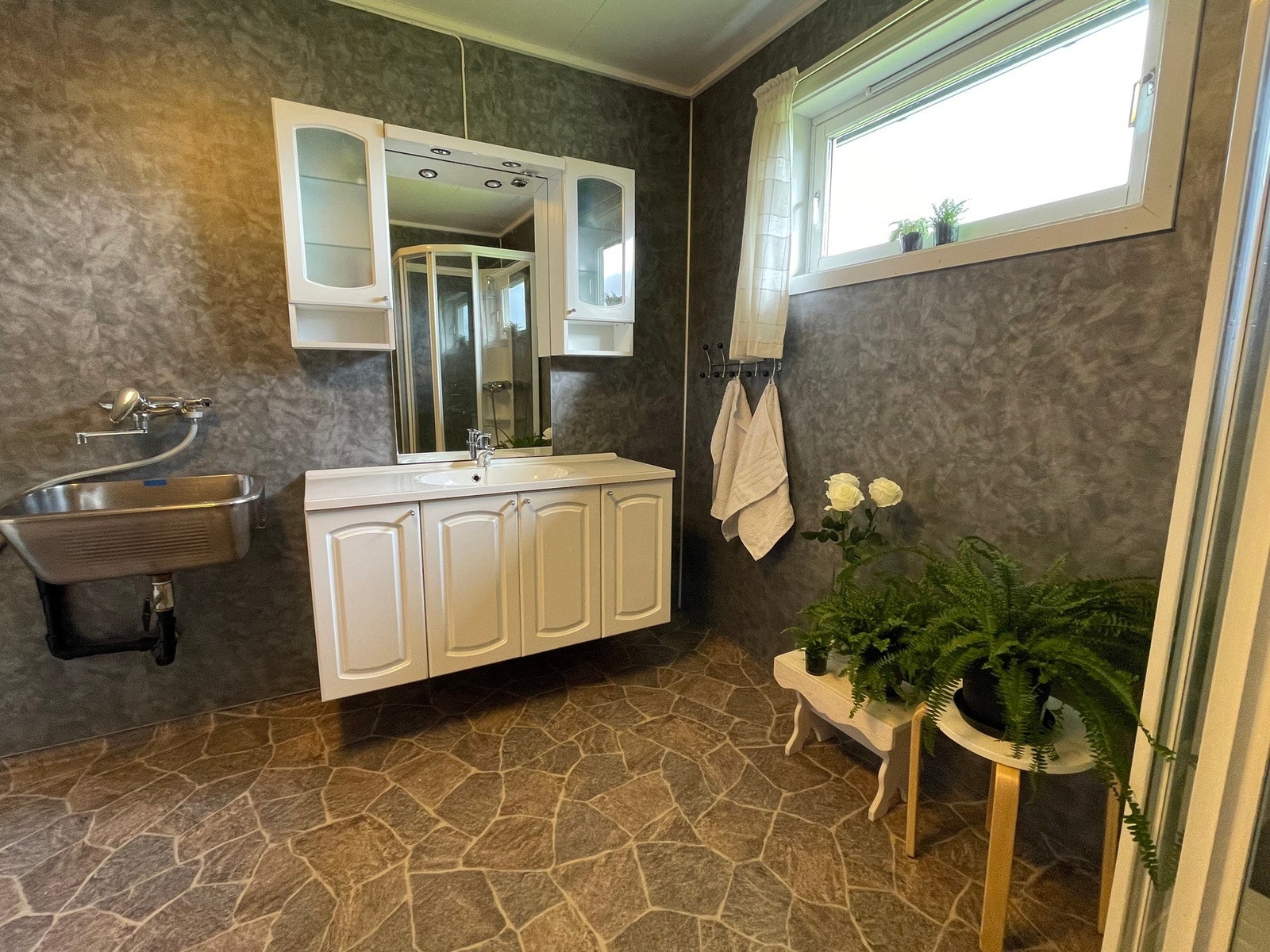 Oppvarming på bad/vaskerom skjer via panelovn Galleribilde