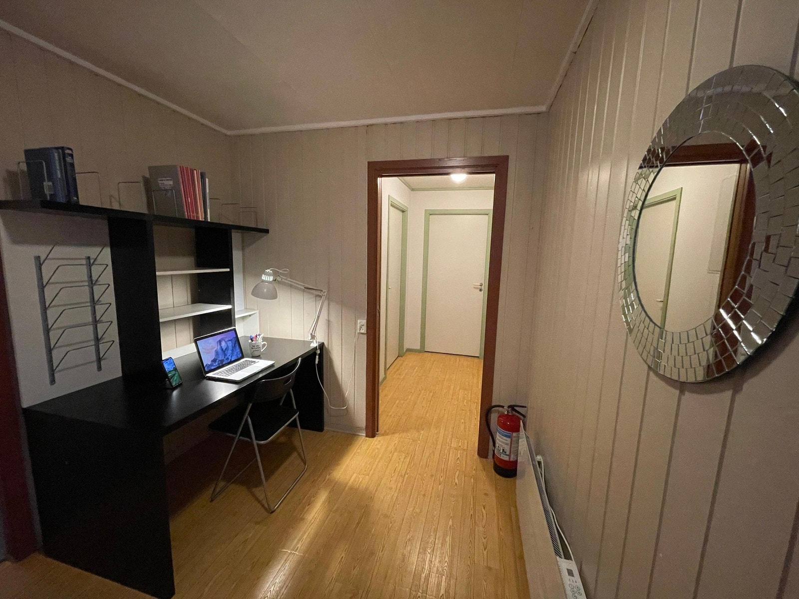 Gangen har vært benyttet som kontorplass av selger. Galleribilde