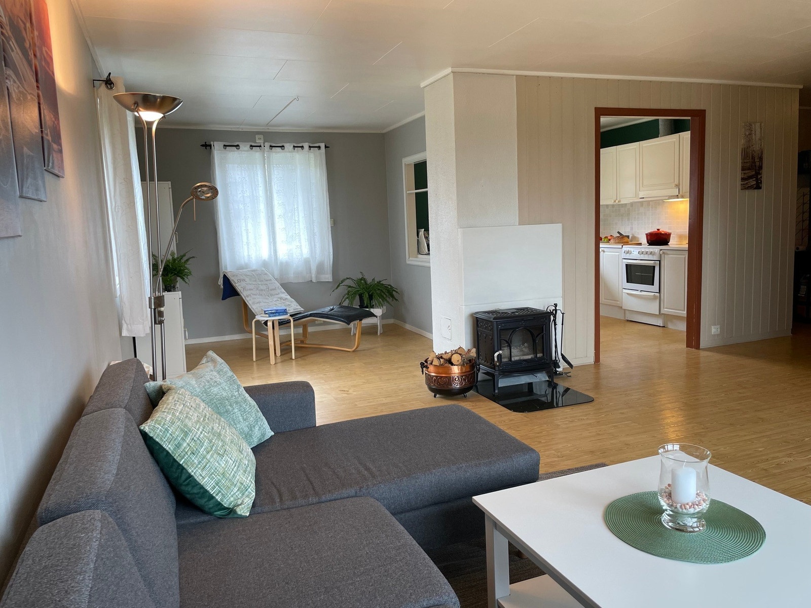 Boligen varmes opp via elektrisitet, varmepumpe og vedfyring. Galleribilde