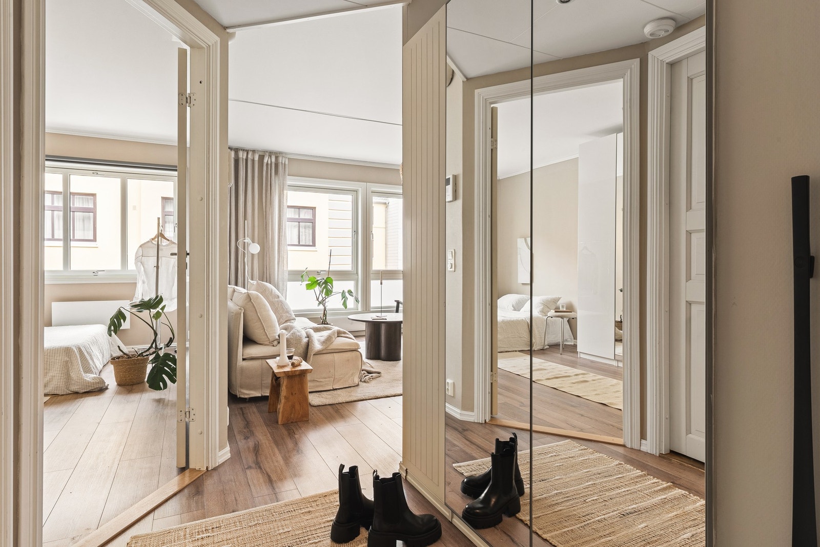 Velkommen inn! Entré på 3 kvm med garderobeskap på høyre side. Galleribilde
